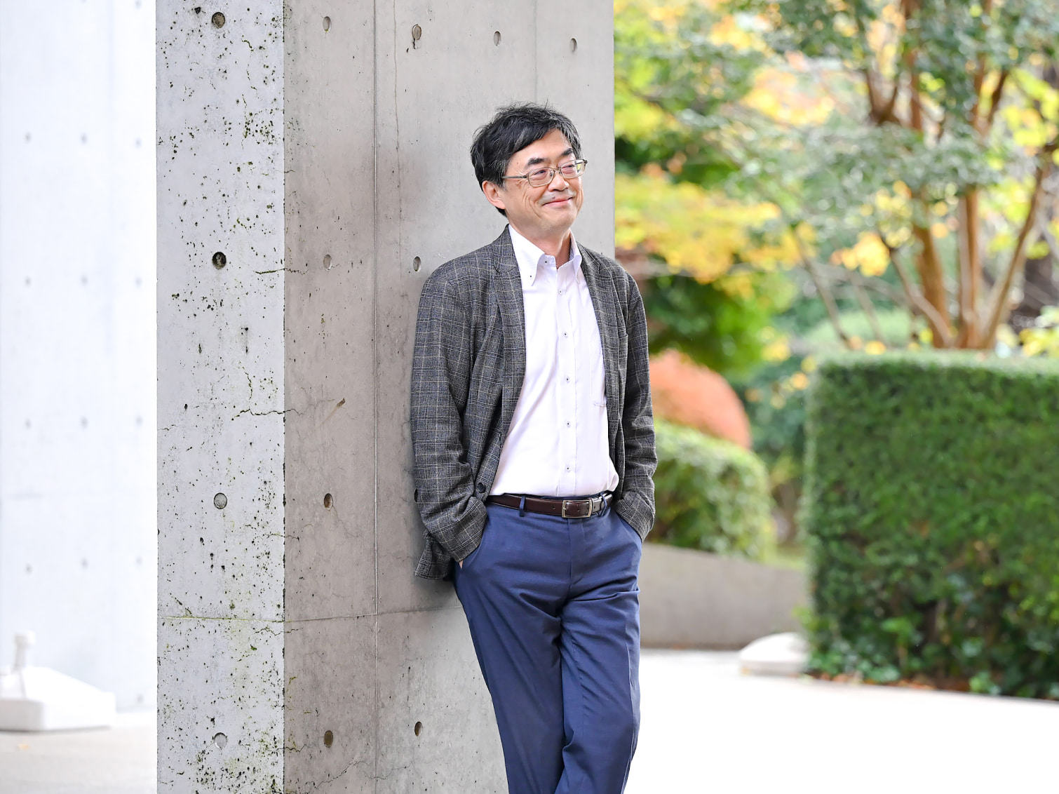 キャンパス内で佇む片山博文先生