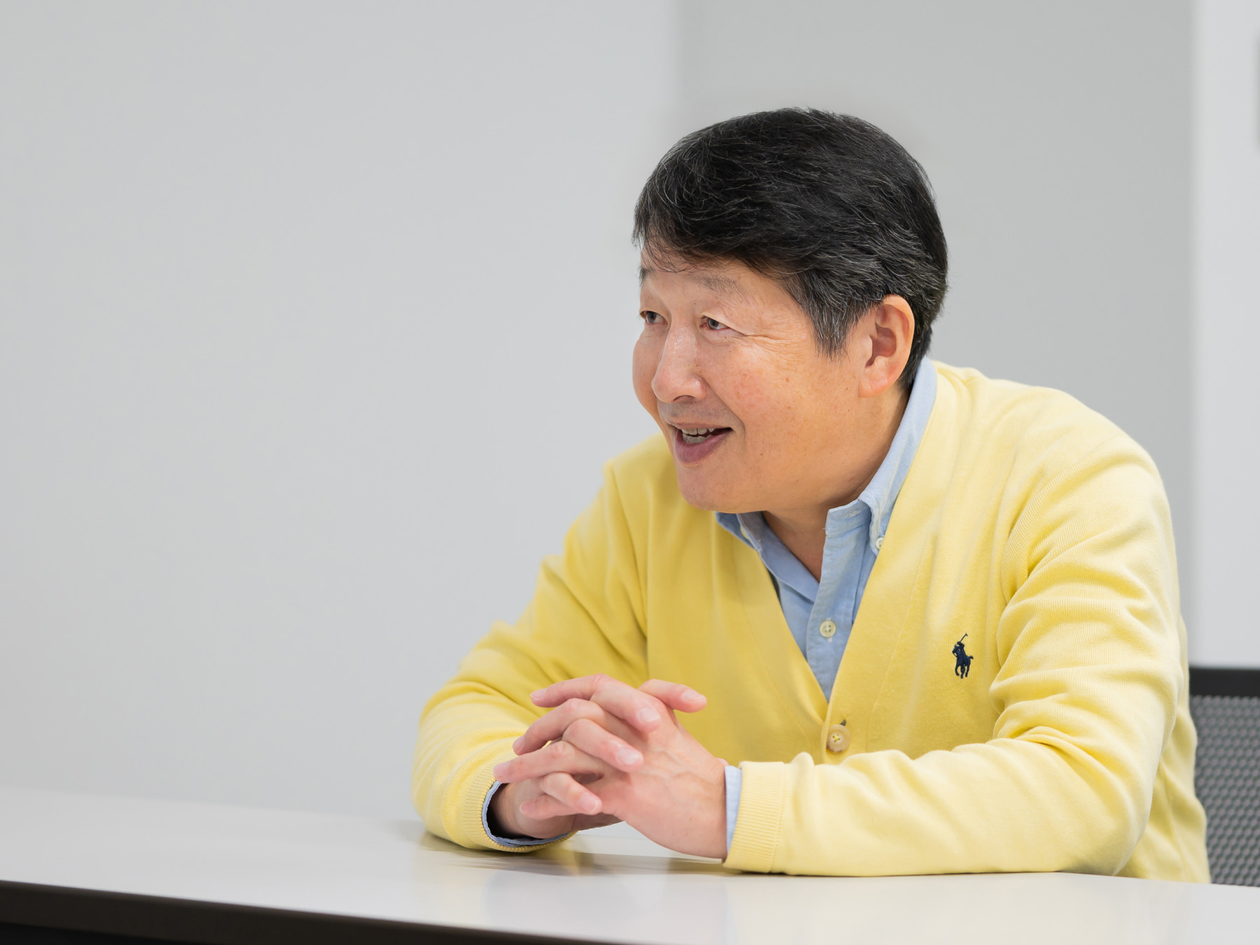 山岡洋先生がインタビューに応じている様子