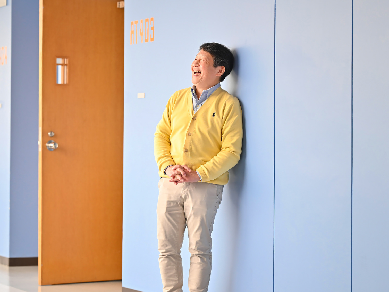 キャンパス内で佇む山岡洋先生