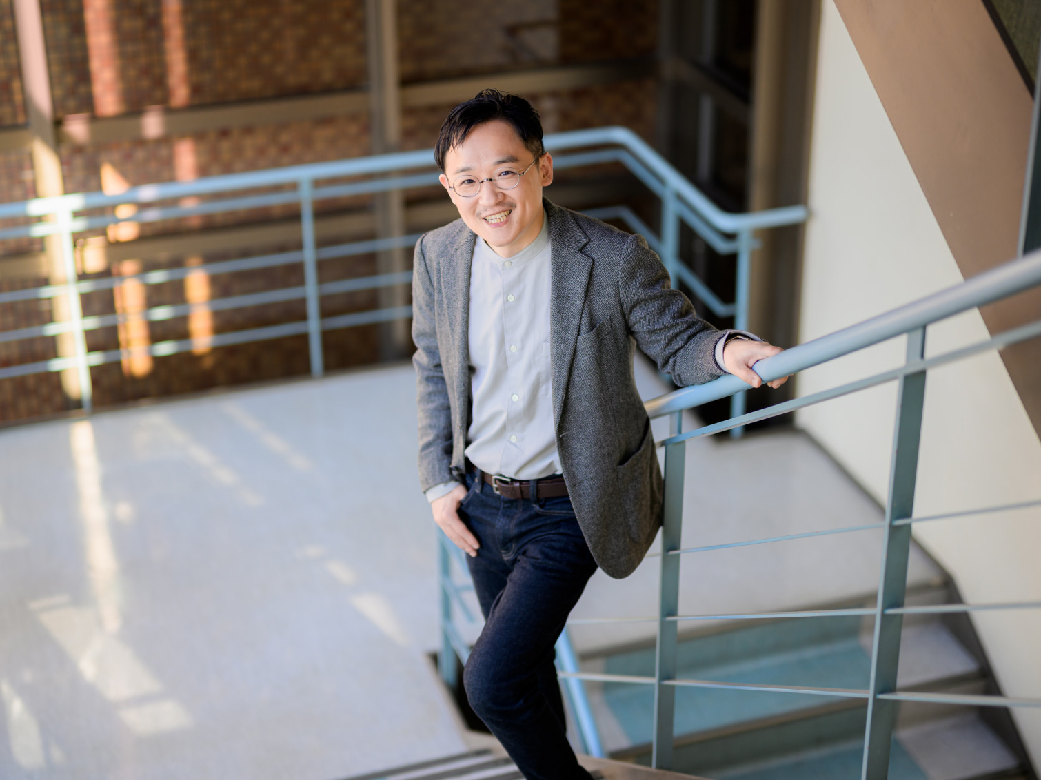 キャンパス内で佇む田中一孝先生