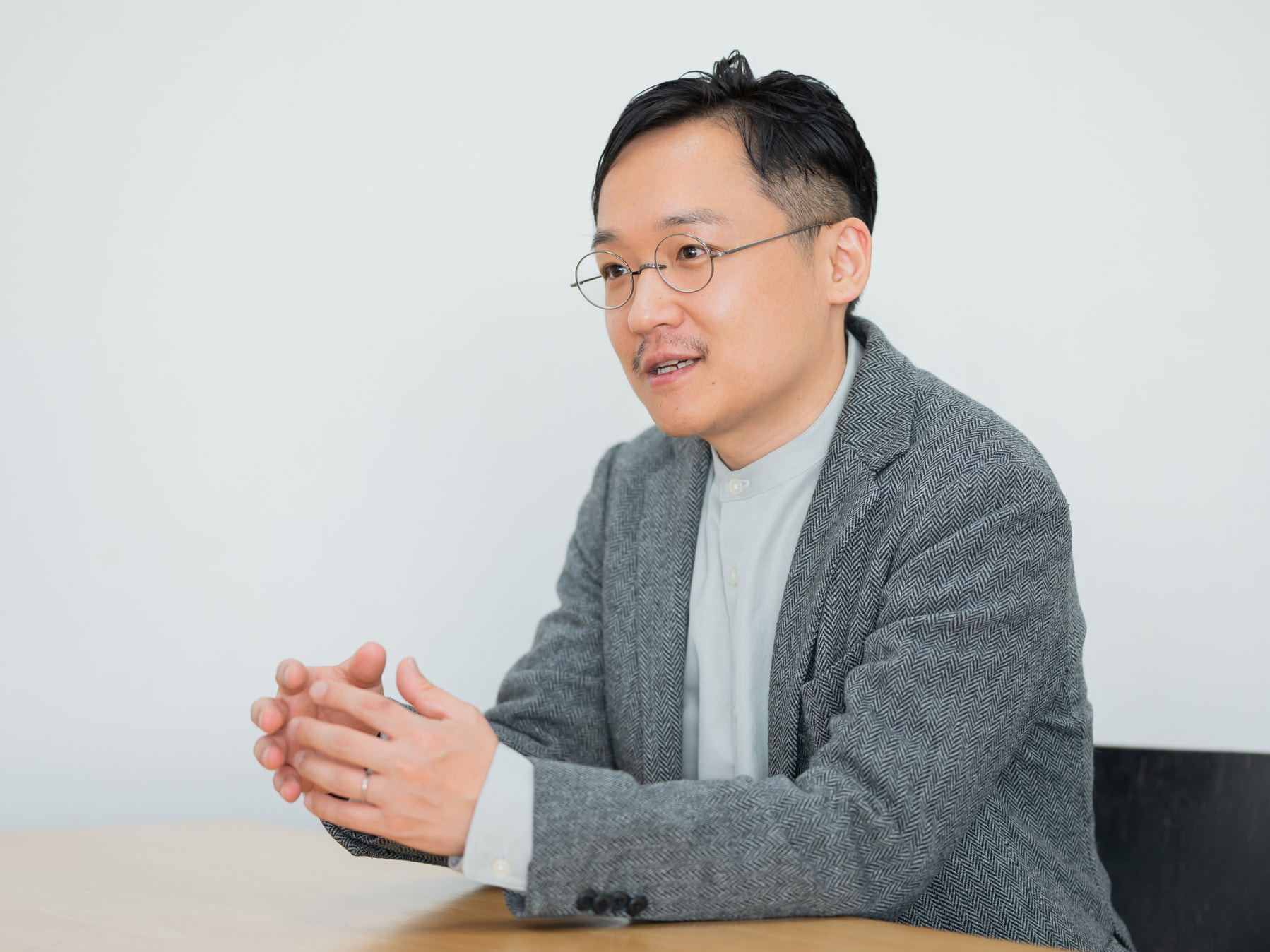 田中一孝先生がインタビューに応じている様子