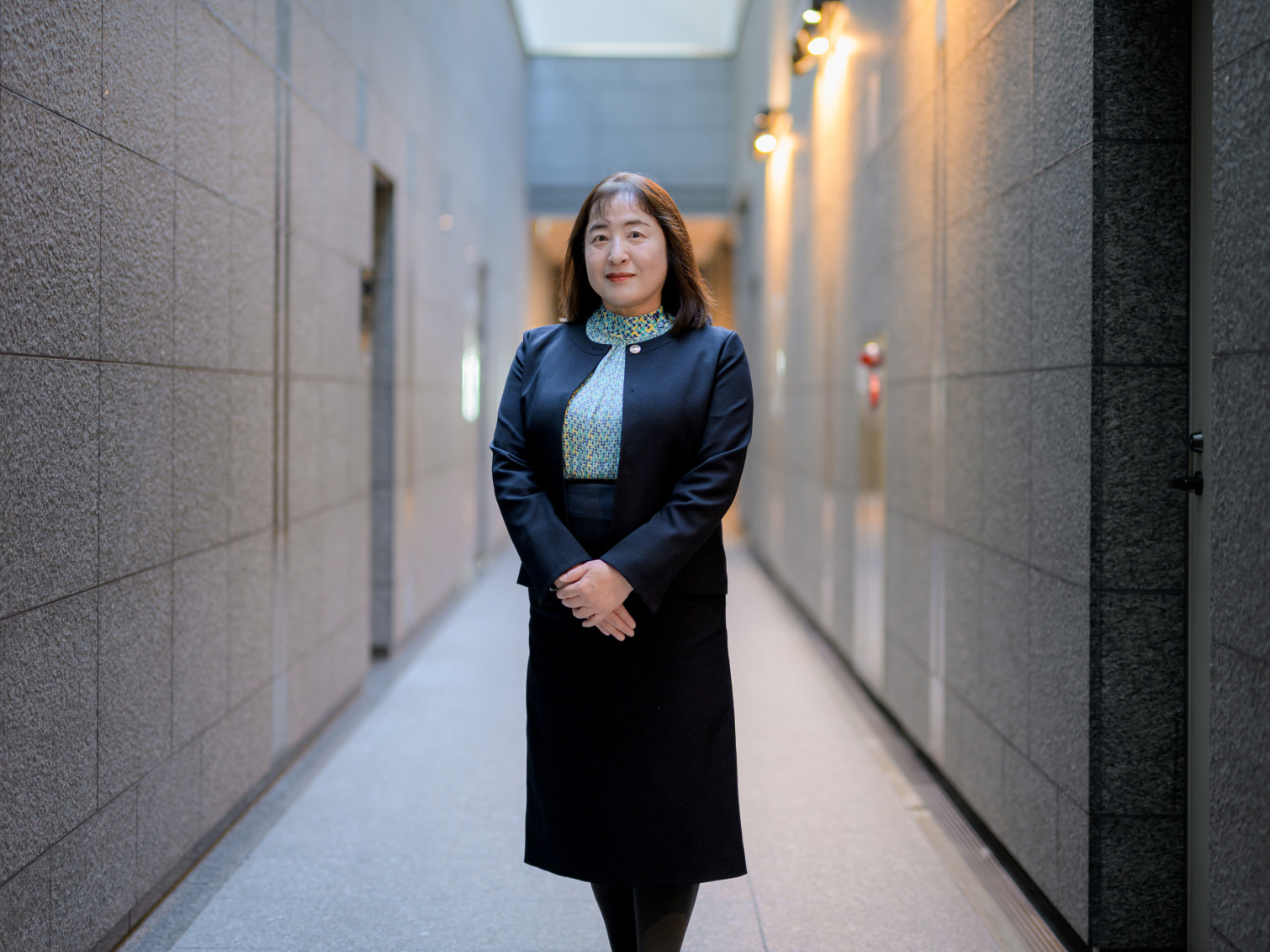 キャンパス内で佇む糸多郁子先生