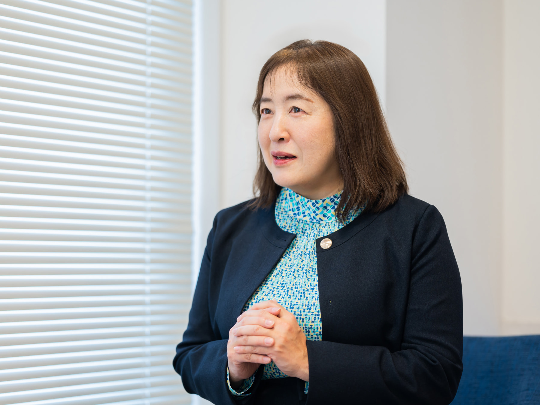 糸多郁子先生がインタビューに応じている様子