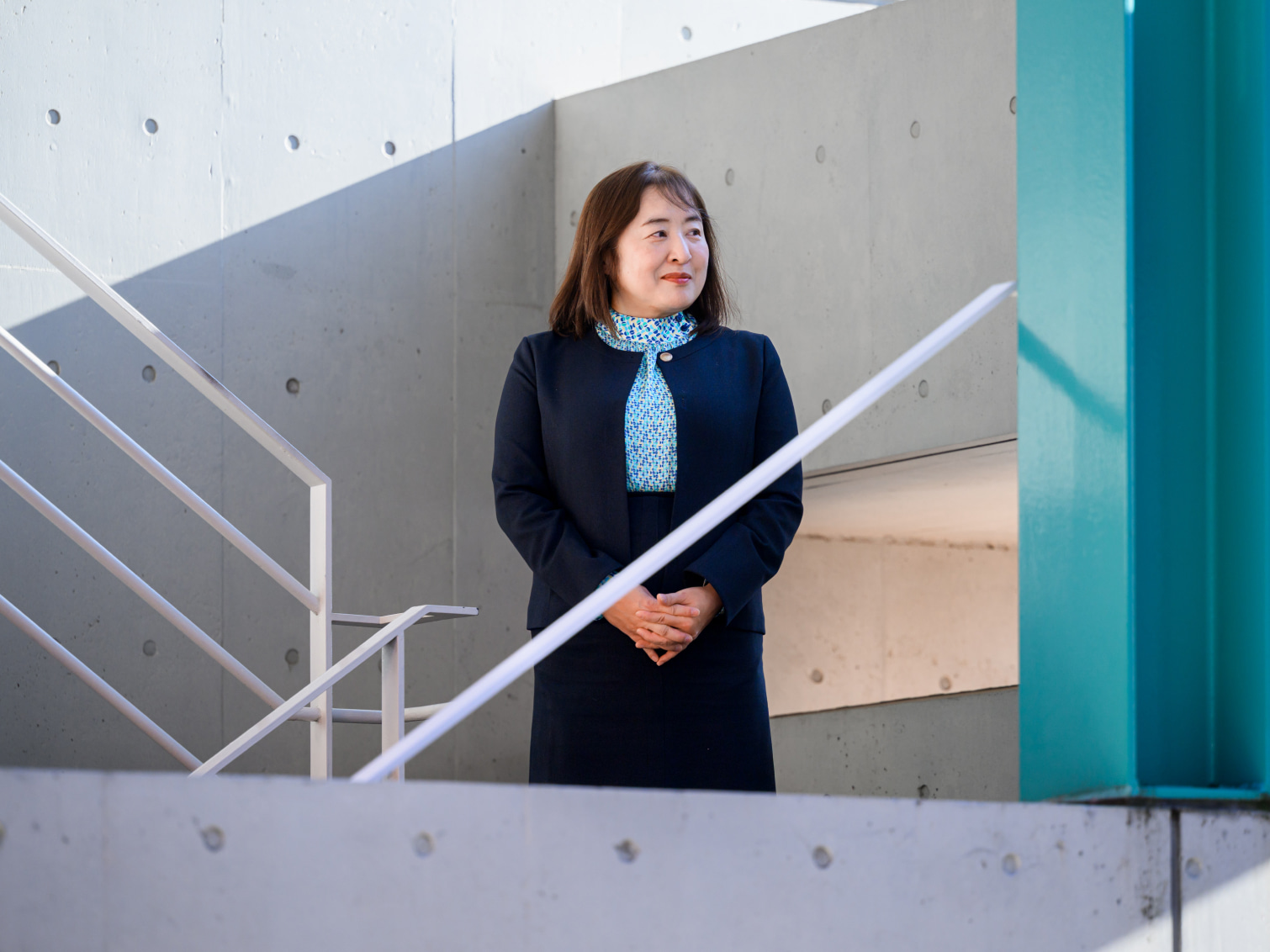 キャンパス内で佇む糸多郁子先生