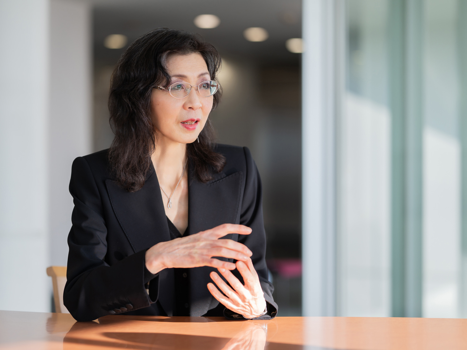 書簡に表れるエラスムスの思想について語る海津淳先生