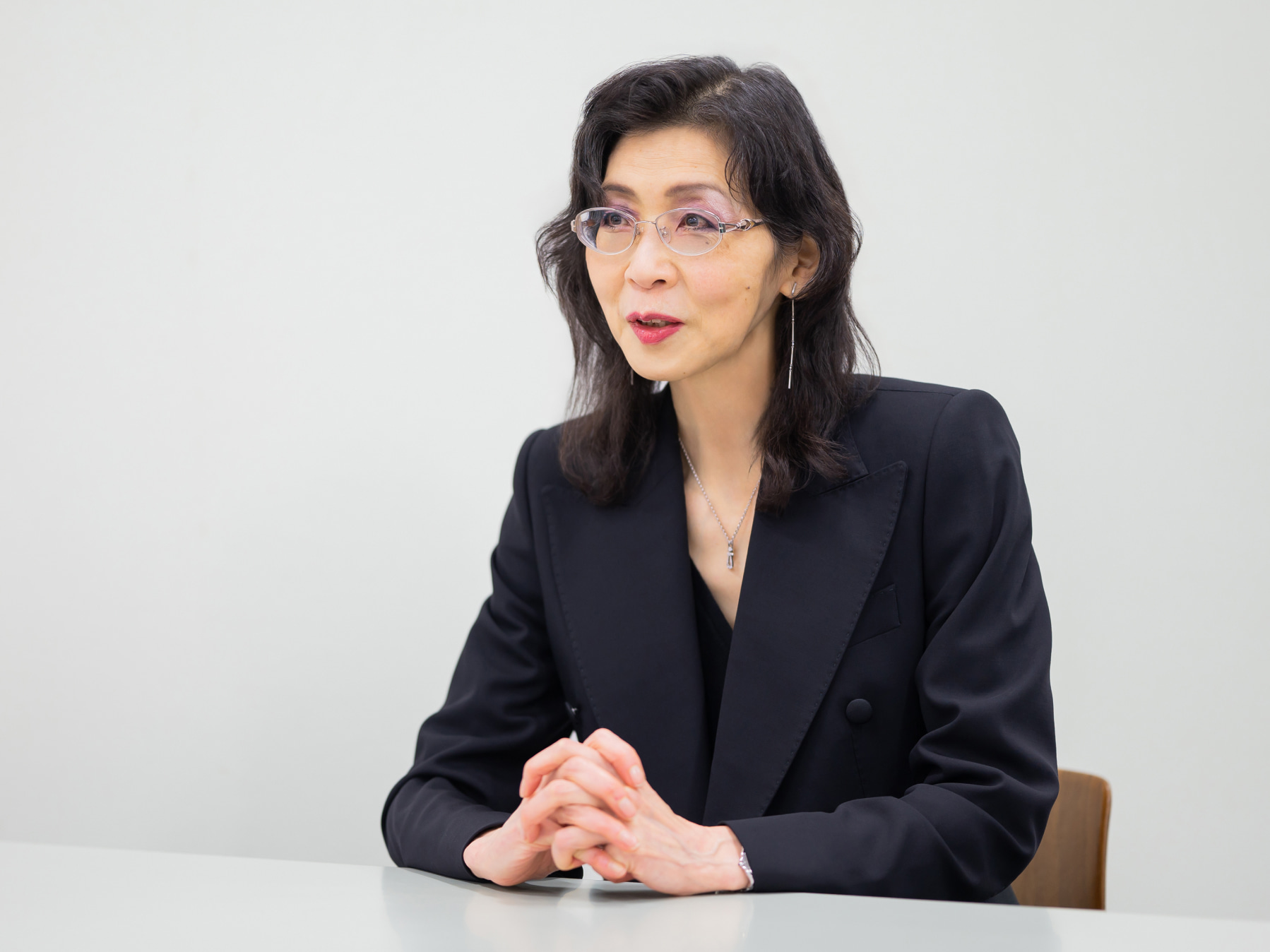 海津淳先生がインタビューに応じている様子