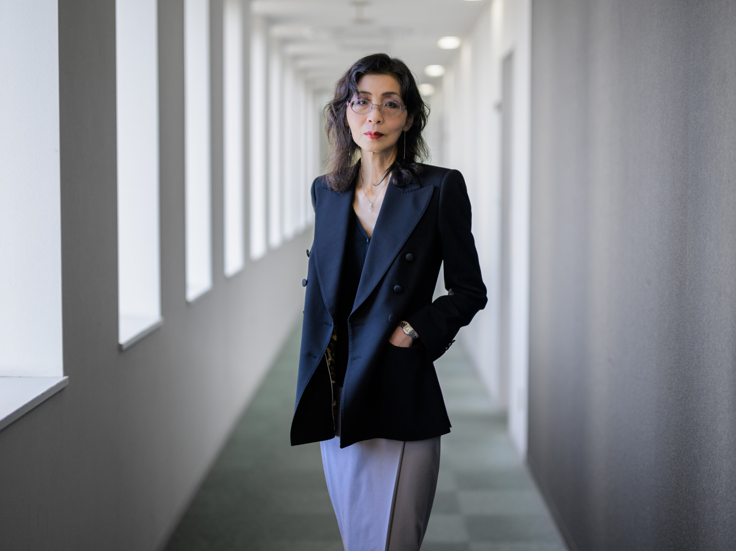 キャンパス内で佇む海津淳先生