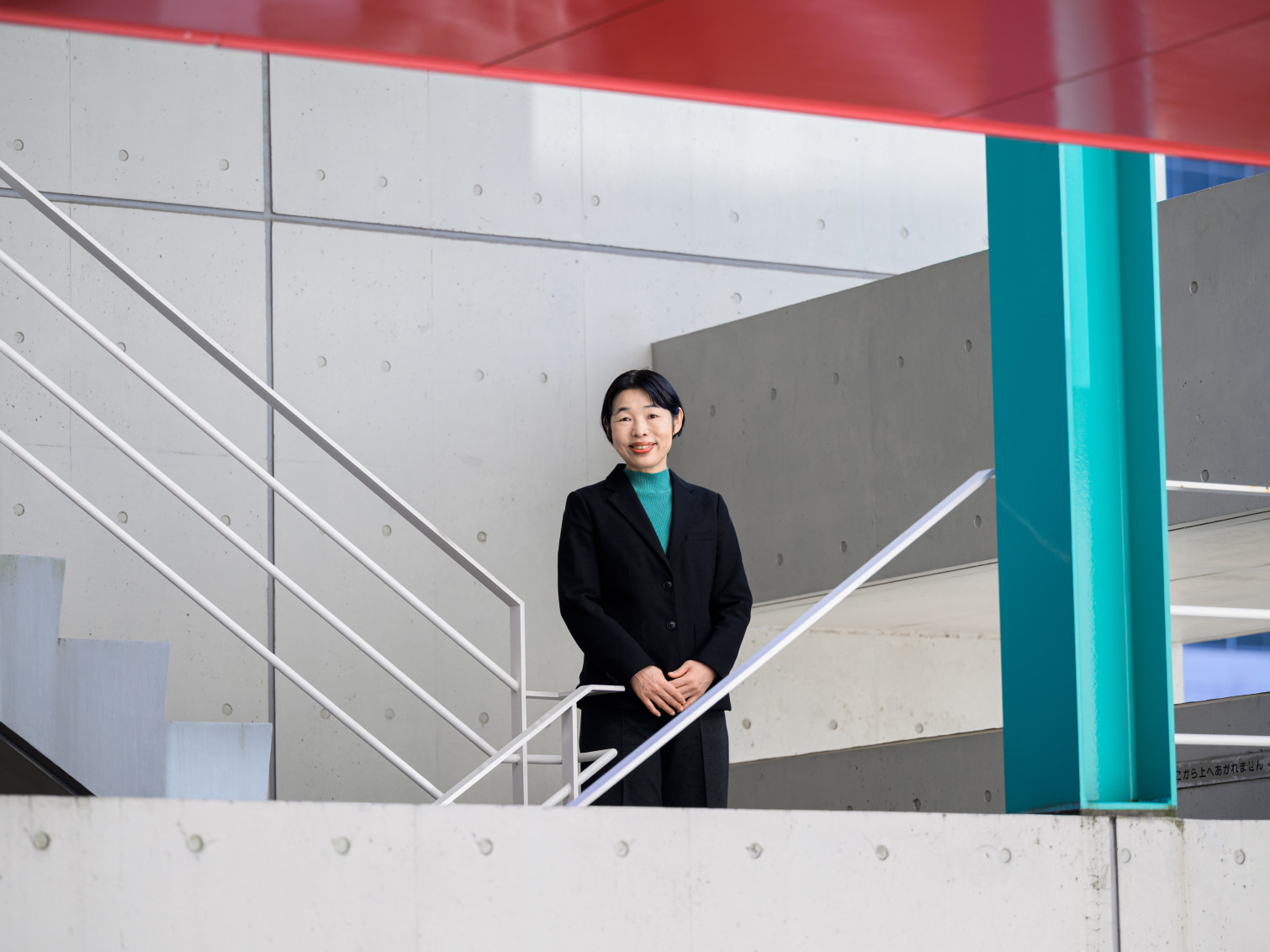 キャンパス内で佇む足立佳菜子先生