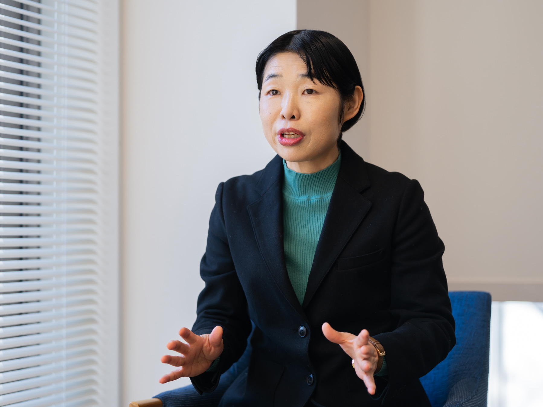 足立佳菜子先生がインタビューに応じている様子