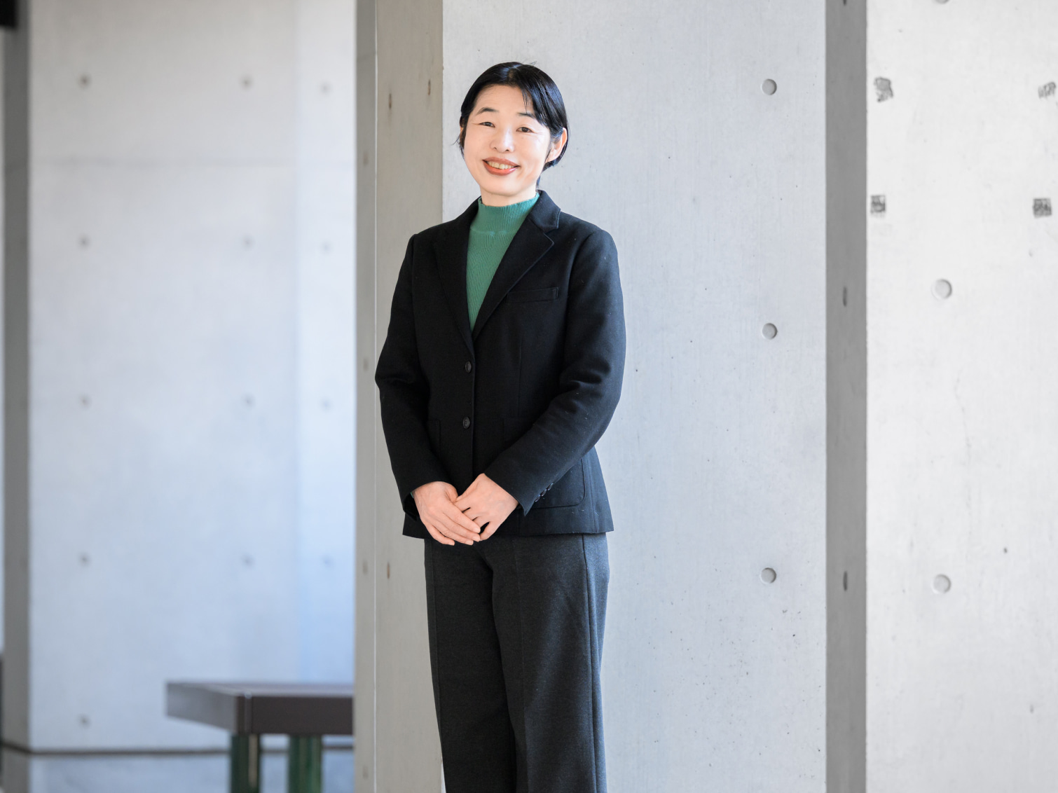 キャンパス内で佇む足立佳菜子先生