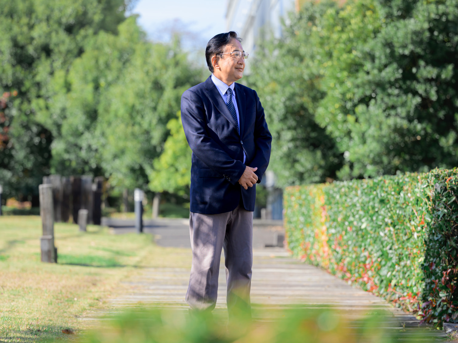 キャンパス内で佇む小澤一彦先生