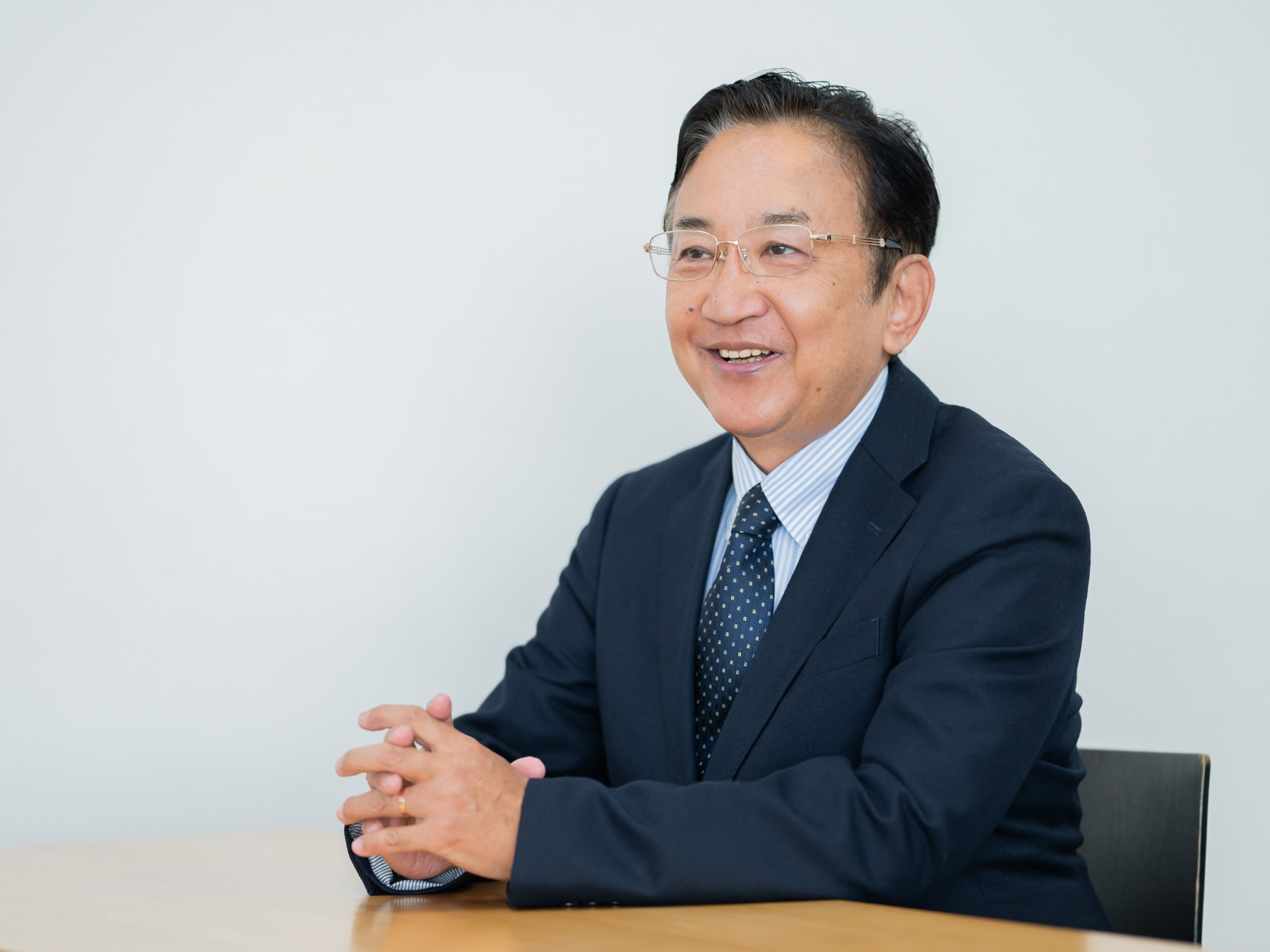 小澤一彦先生がインタビューに応じている様子