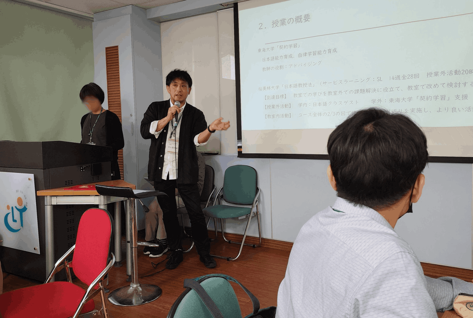 台湾の国際シンポジウムにて講義をしている内山准教授