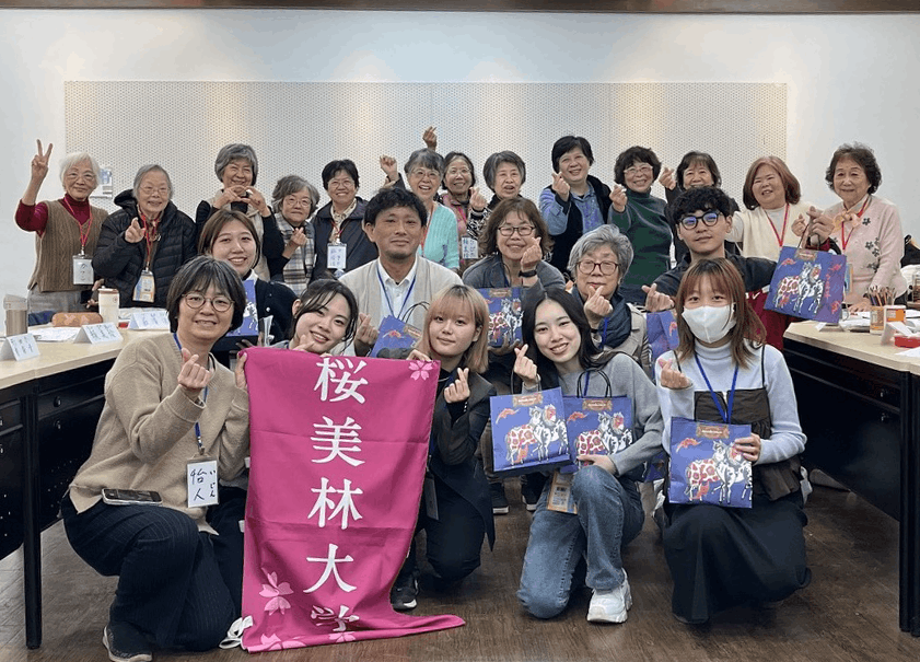台湾での「日本語教育実習（海外）」にて、学生と参加者を写した集合写真