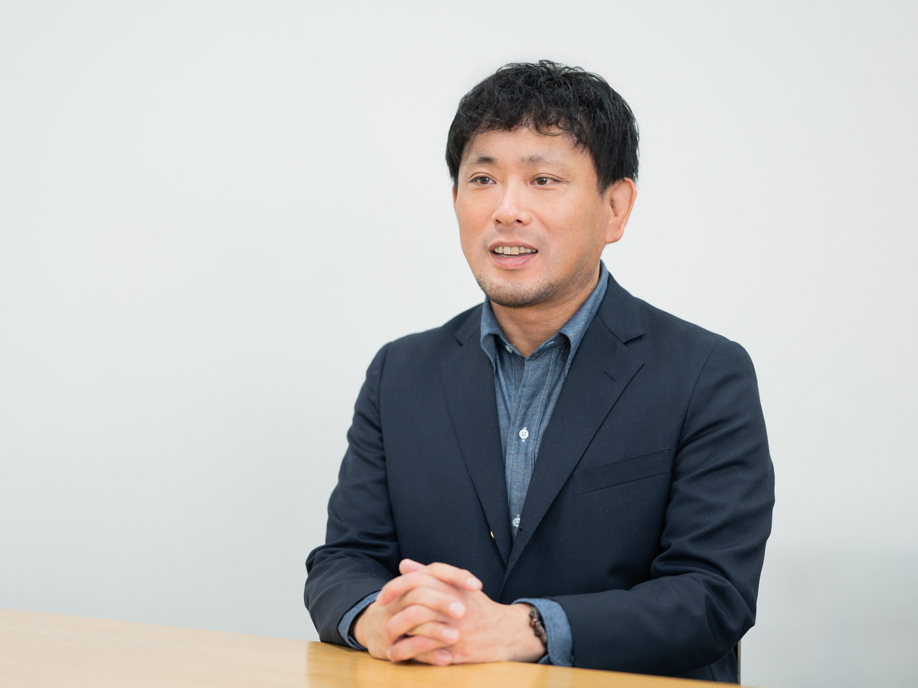 内山喜代成先生がインタビューに応じている様子