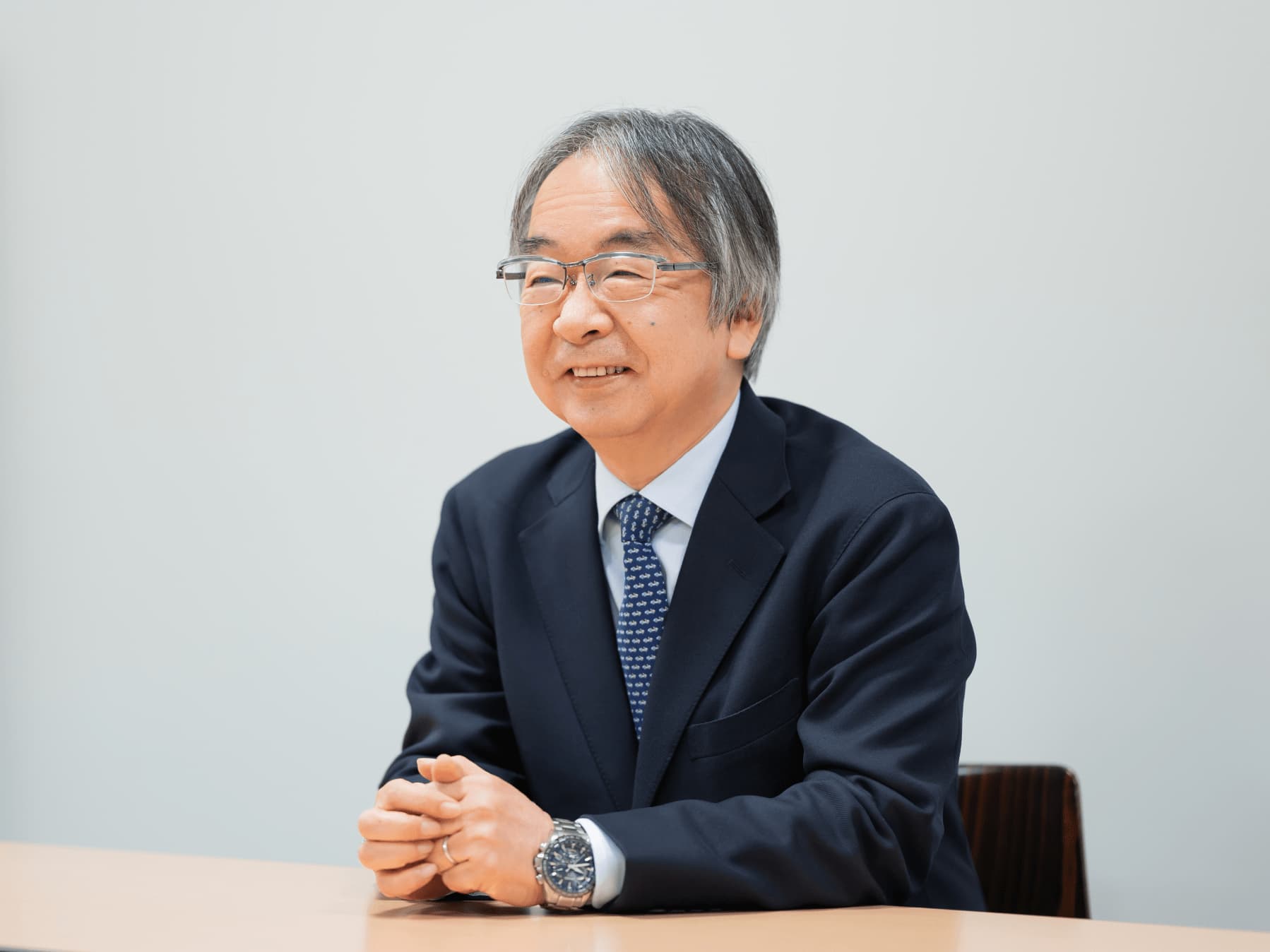 堀潔先生がインタビューに応じている様子