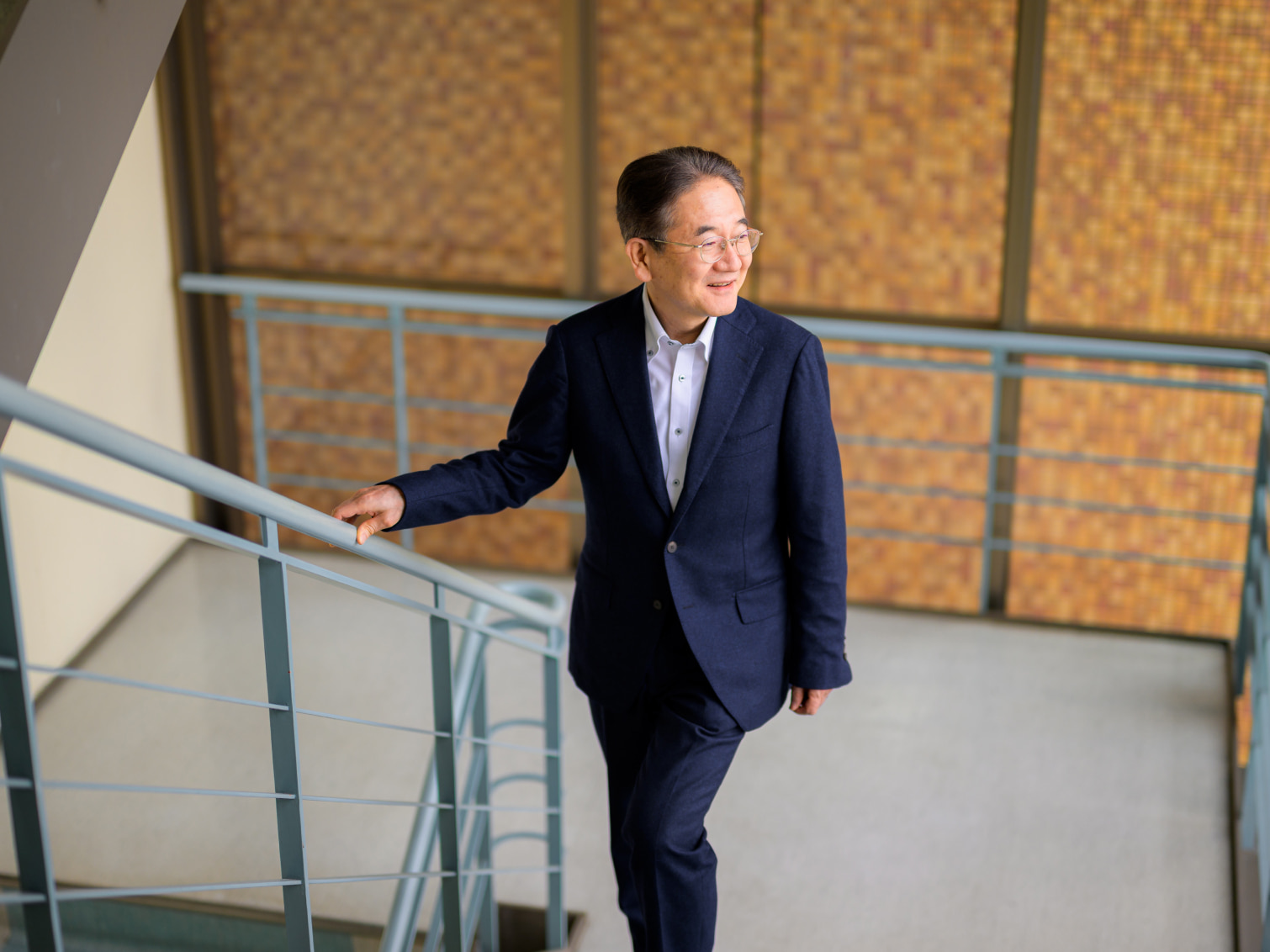 キャンパス内で佇む長田浩一先生