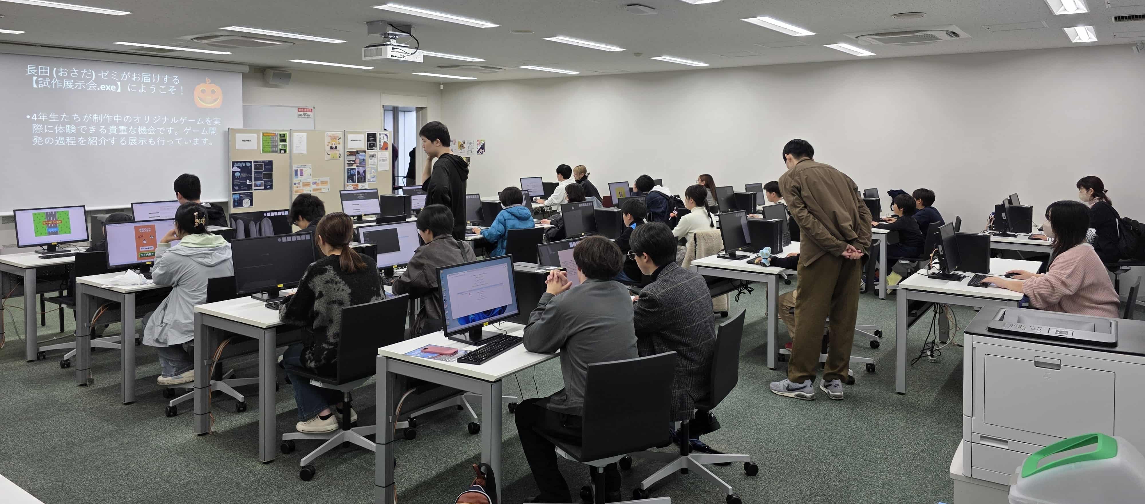 オリジナルゲームの制作に取り組む長田浩一先生のゼミの学生たち