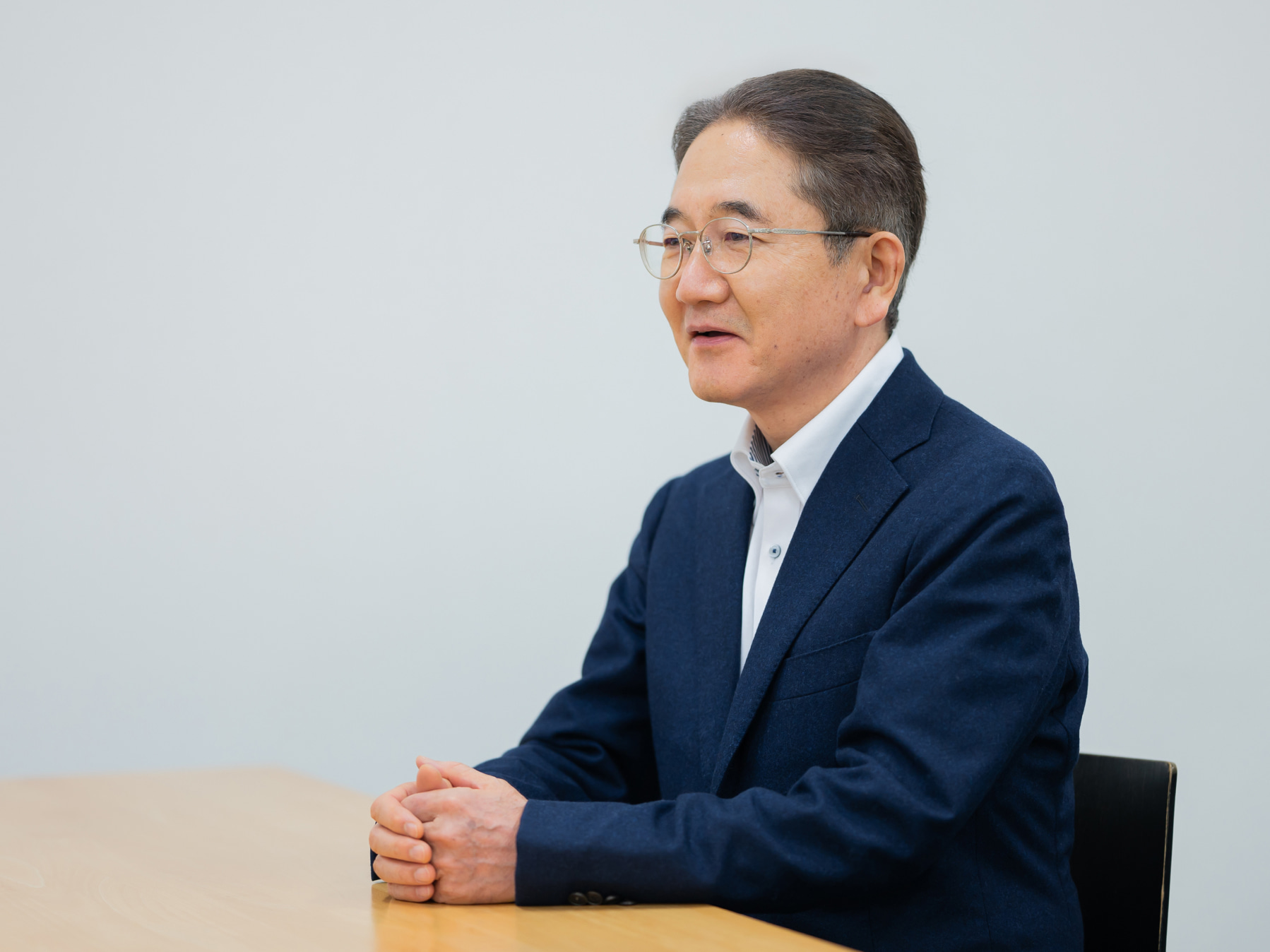 長田浩一先生がインタビューに応じている様子