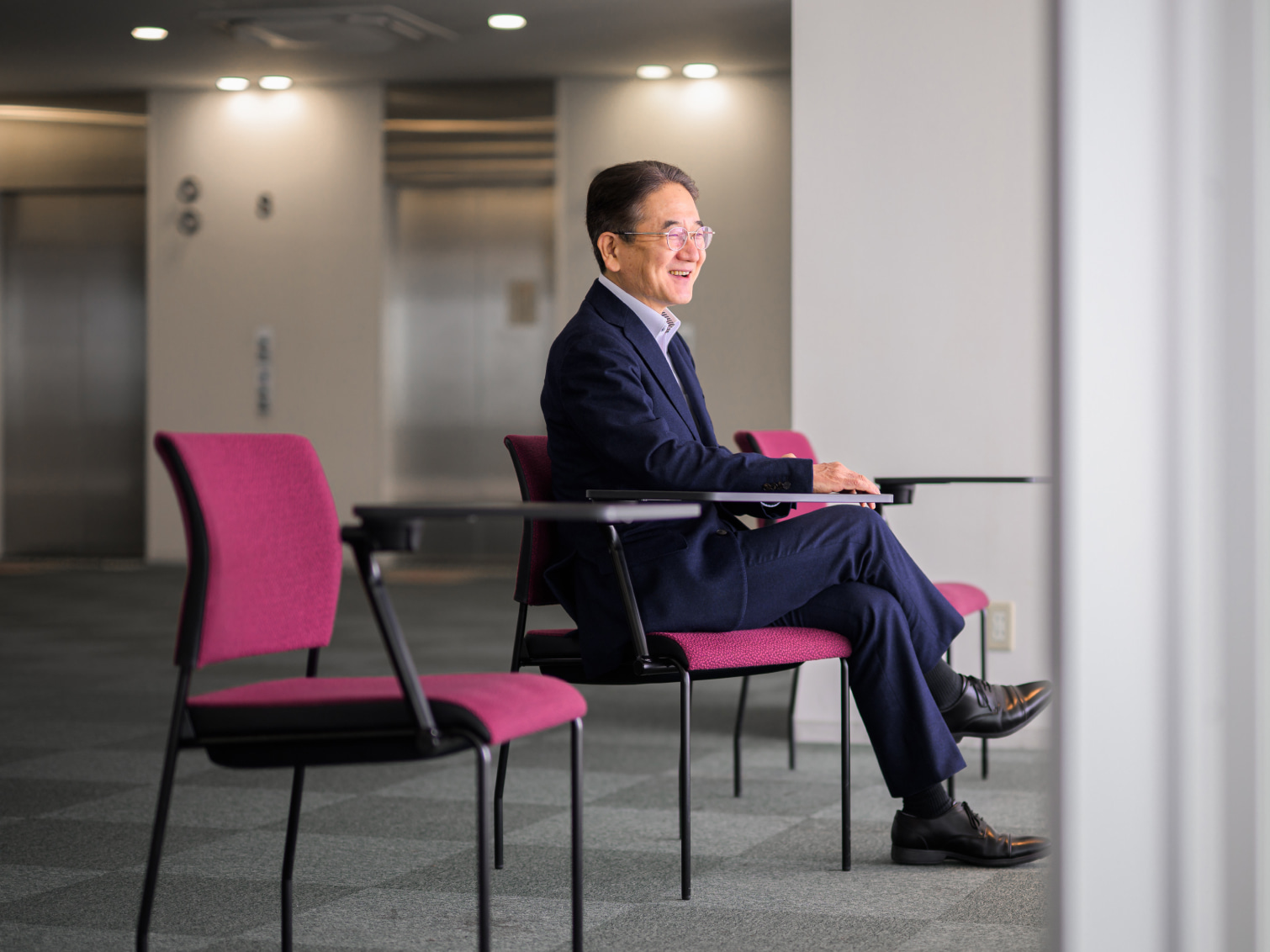 キャンパス内で腰掛ける長田浩一先生