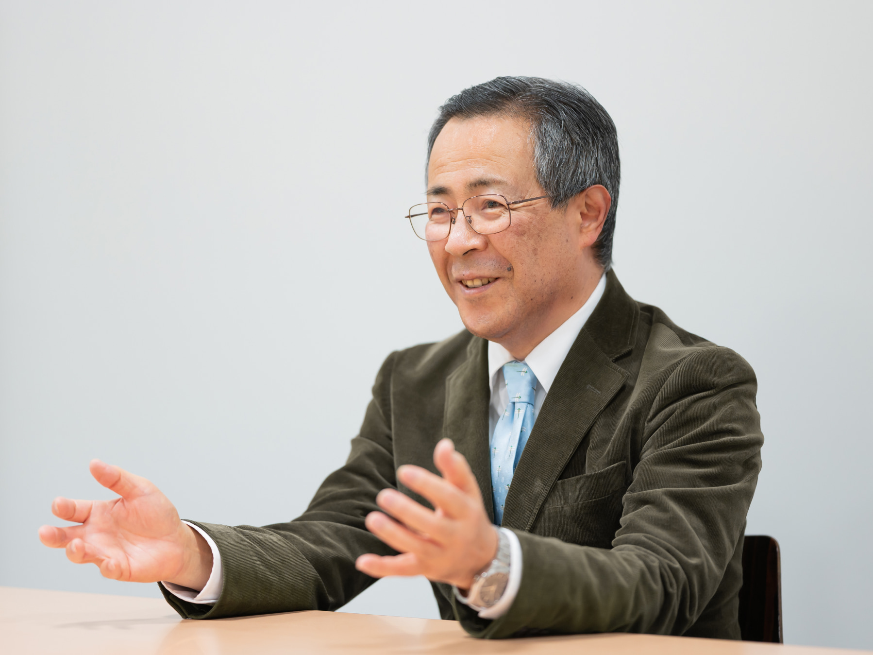 佐藤考一先生がインタビューに応じている様子