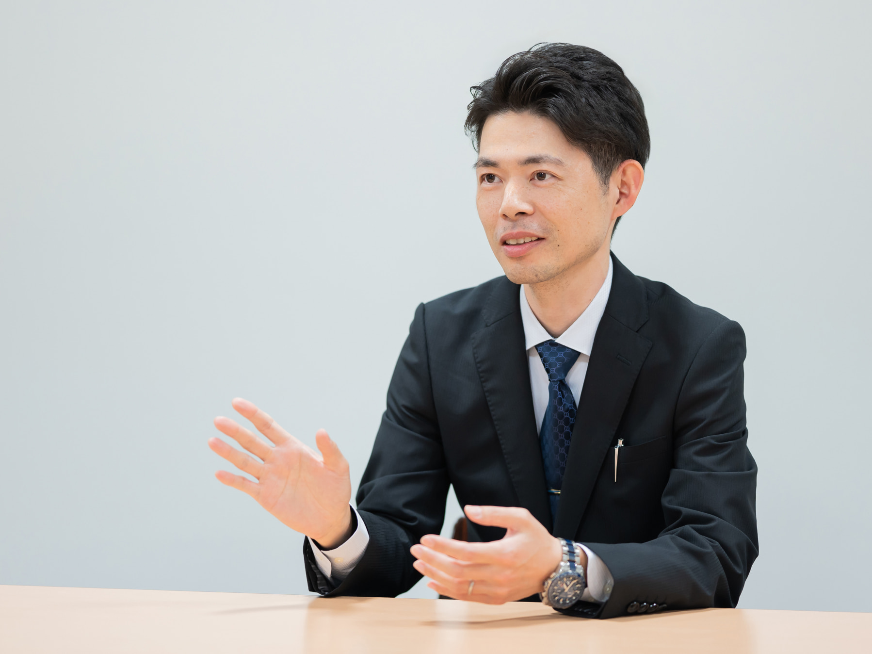 中村航先生がインタビューに応じている様子