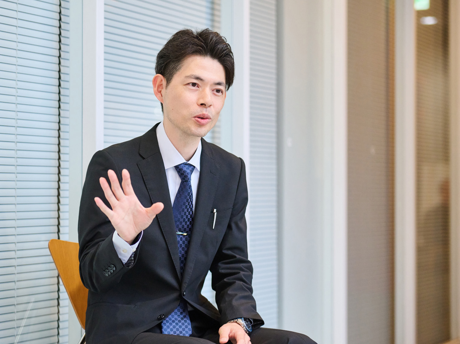 ニュートリノが衝撃波にエネルギーを与える仕組みについて語る中村航先生