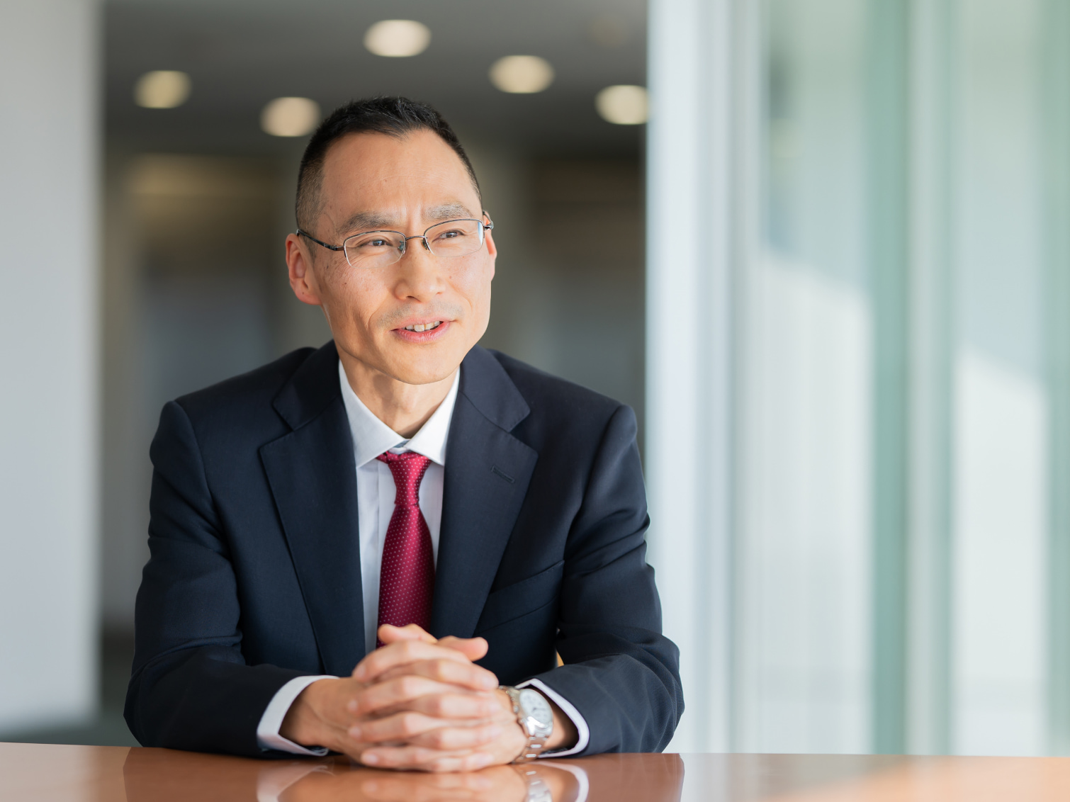 学生時代に日米経済摩擦をきっかけに世界各国の通商政策と産業政策の研究に関心を持った経緯について語る田村考司先生