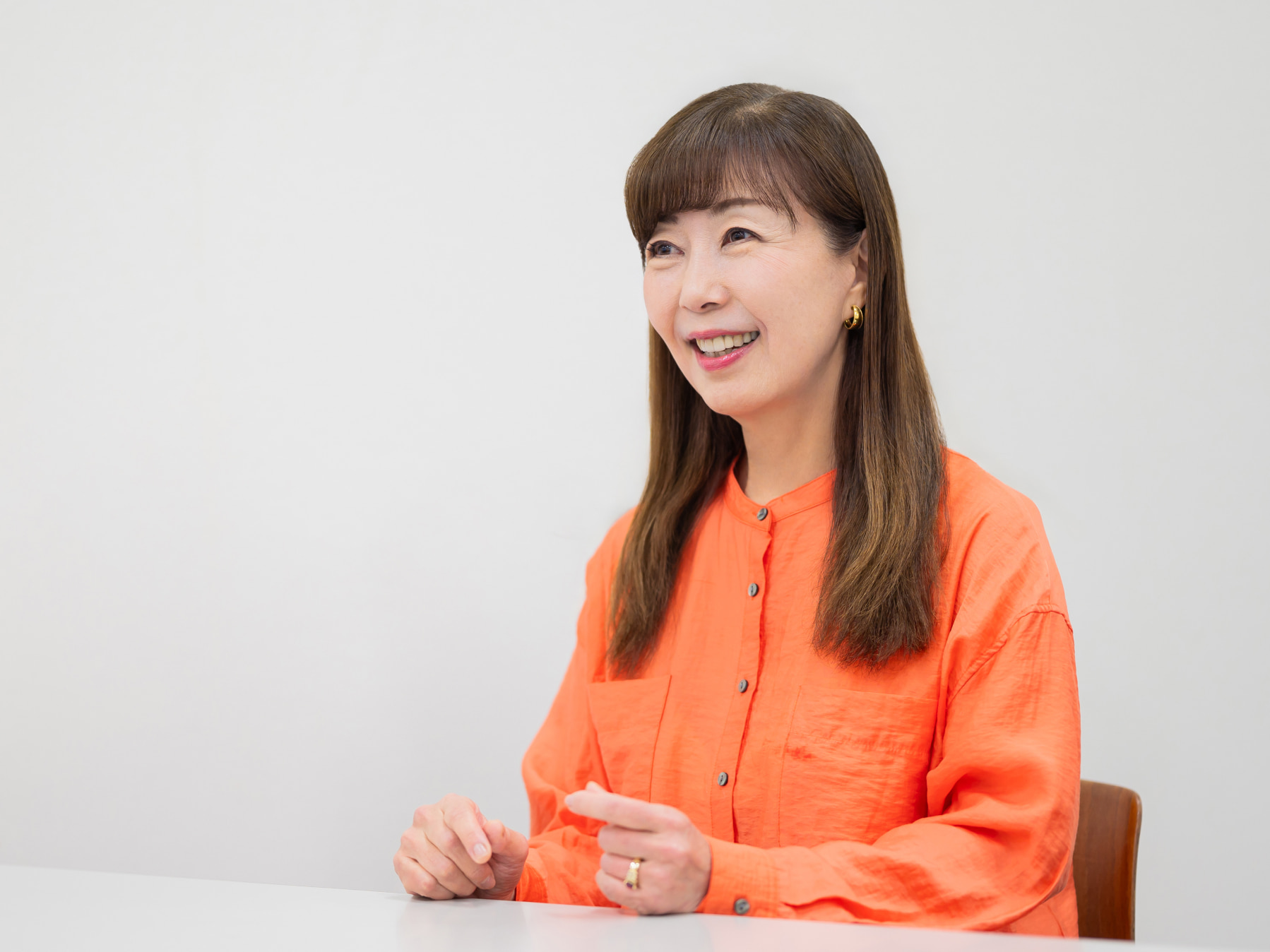 梶谷久美子先生がインタビューに応じている様子