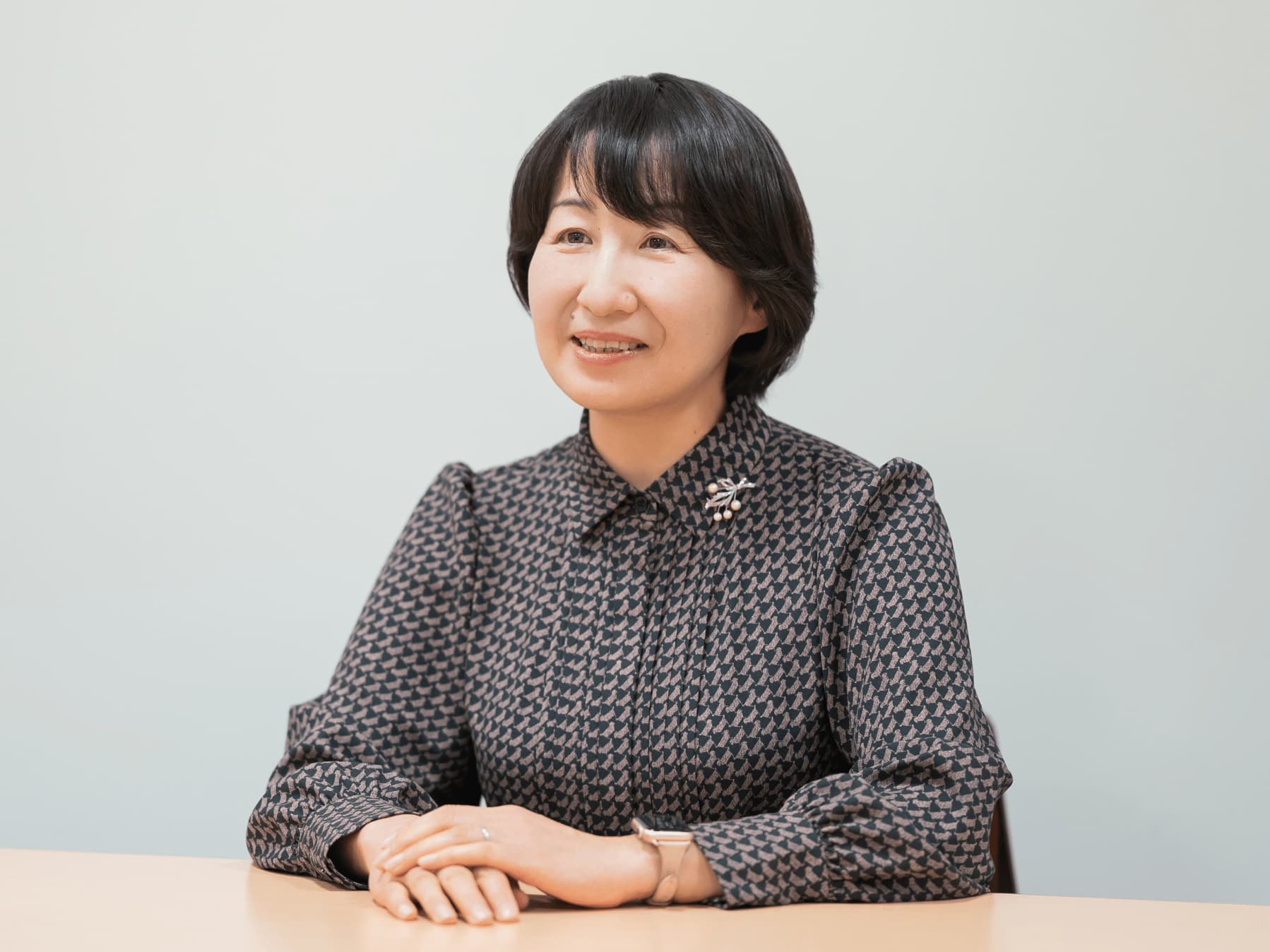 大竹麻衣子先生がインタビューに応じている様子