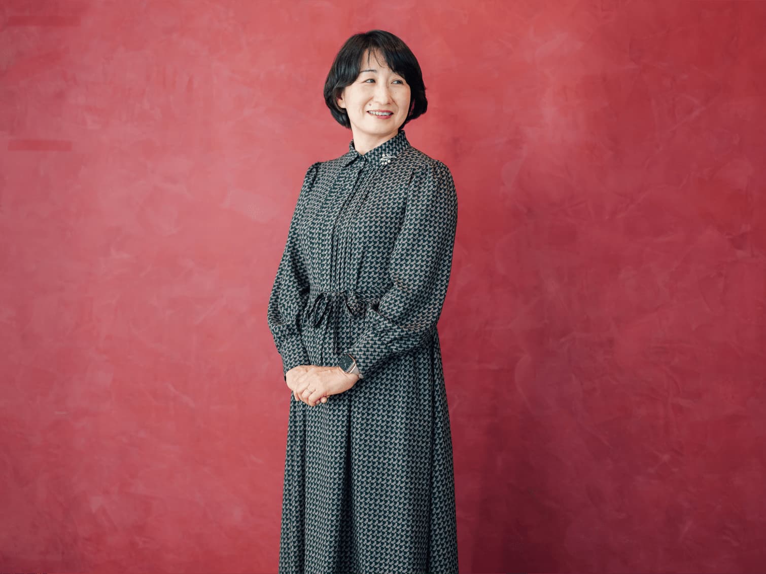 キャンパスで佇む大竹麻衣子先生