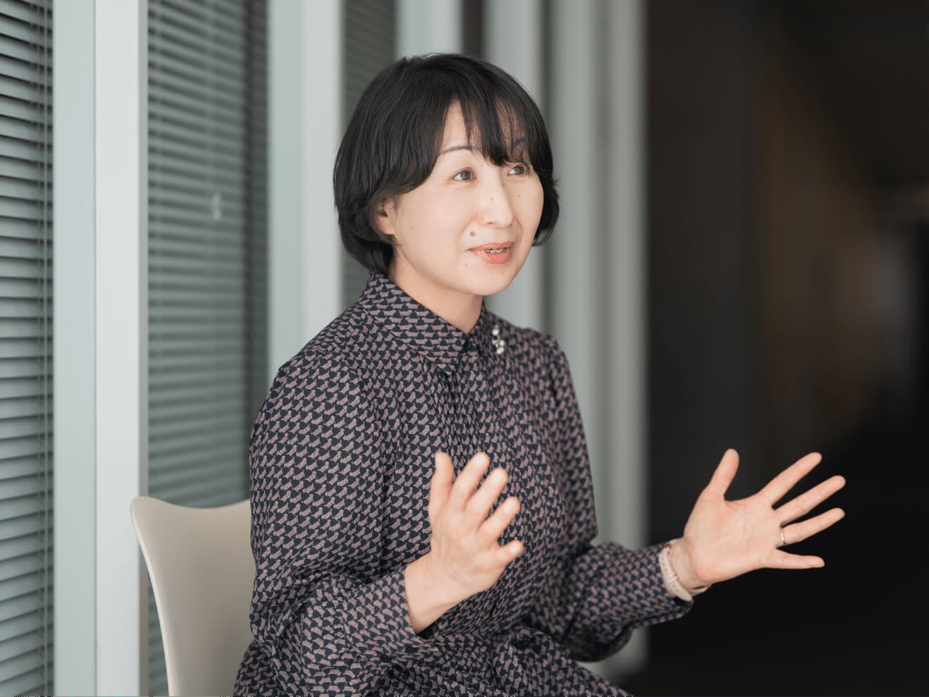 大竹麻衣子先生がインタビューに応じている様子