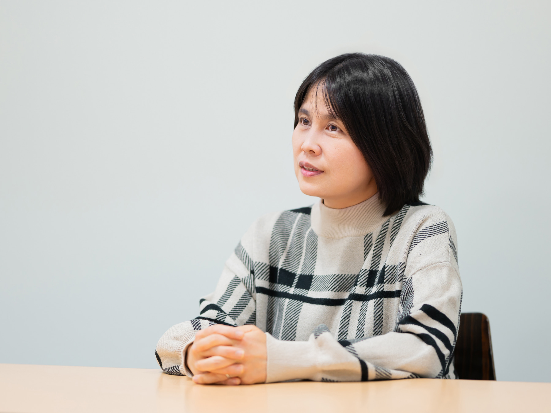川田麻記先生がインタビューに応じている様子