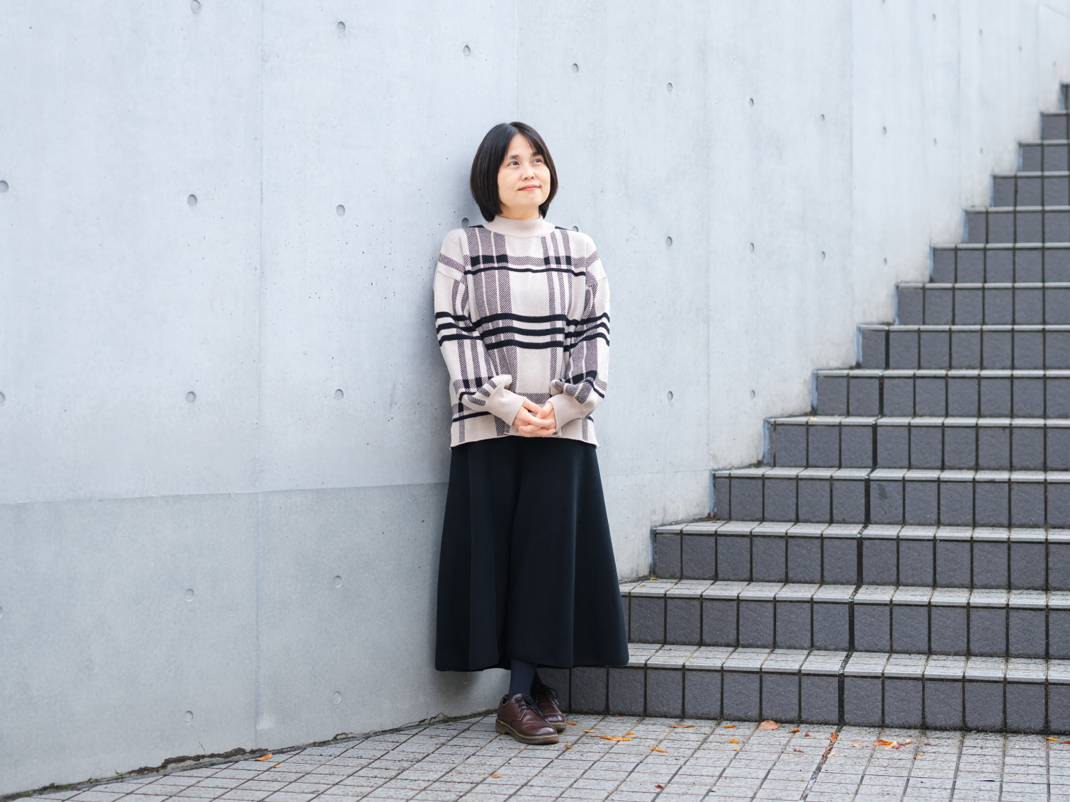 キャンパス内で佇む川田麻記先生