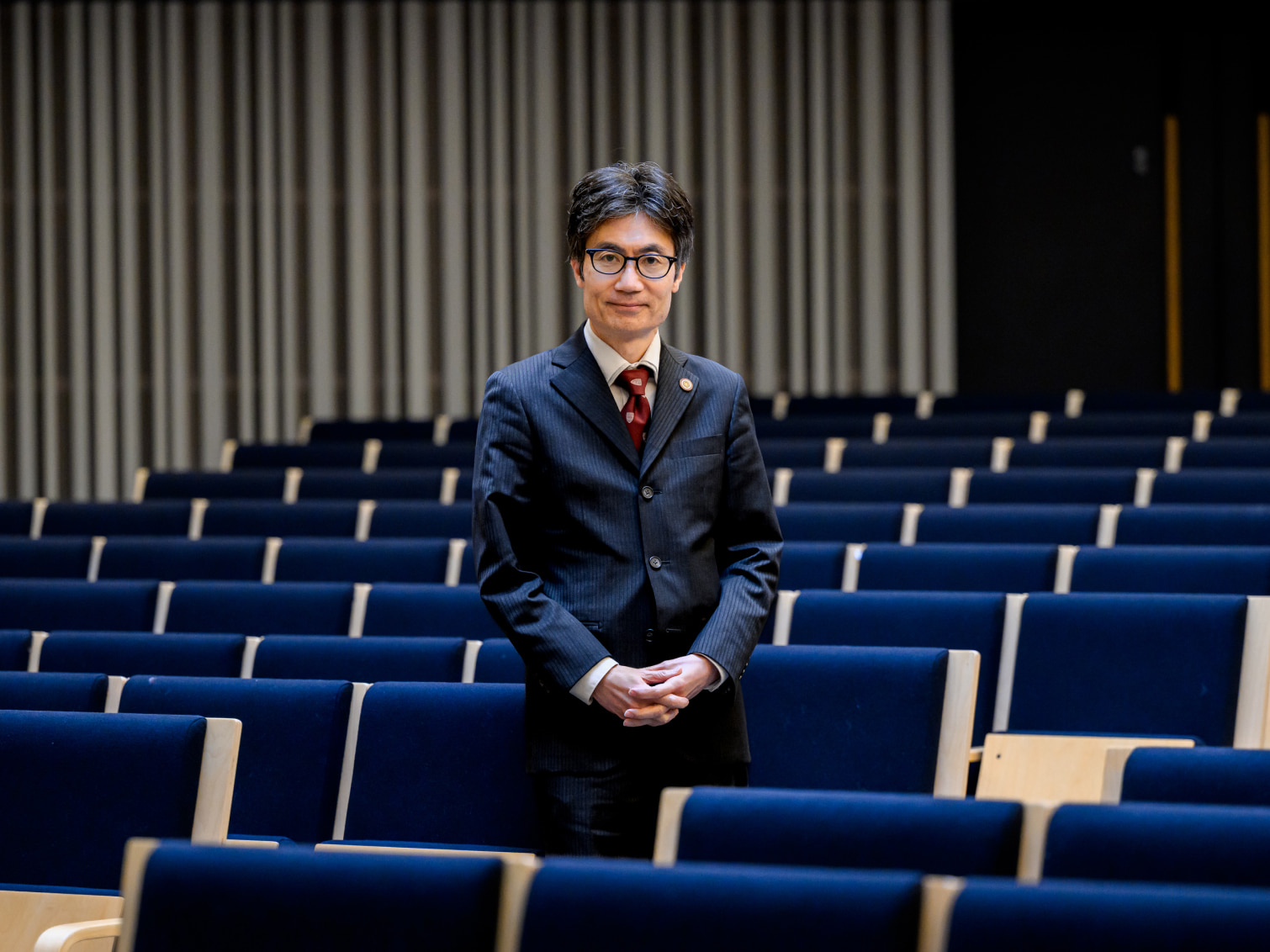 キャンパス内で佇む大中真先生