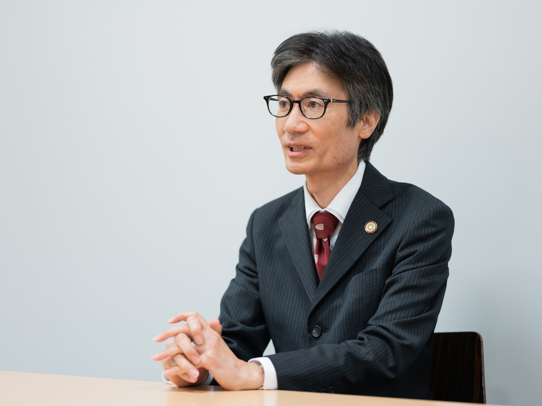 大中真先生がインタビューに応じている様子