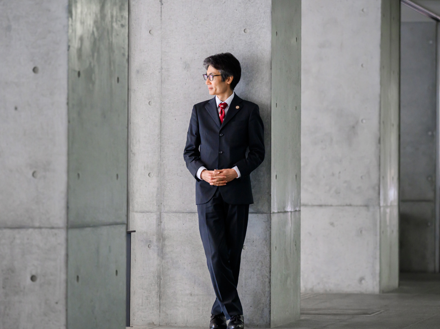 キャンパス内で佇む大中真先生