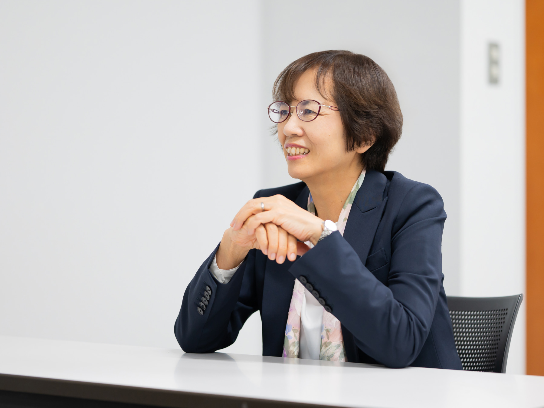 藤倉まなみ先生がインタビューに応じている様子