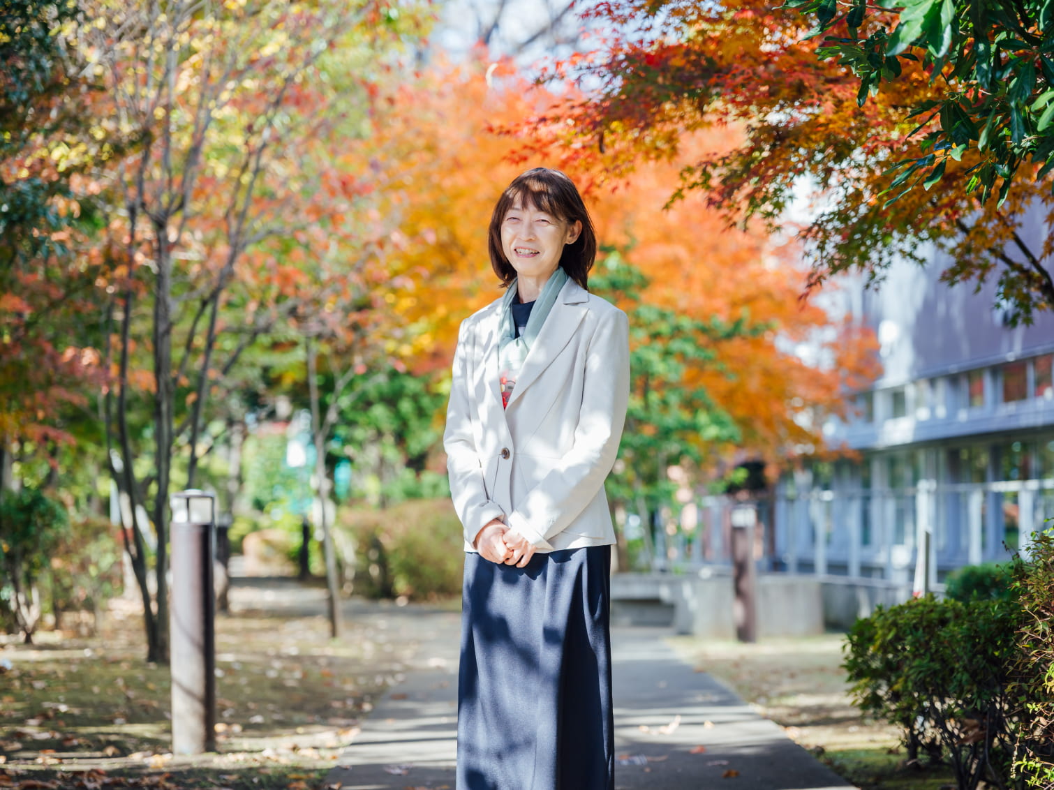 キャンパス内で佇む池田美樹先生