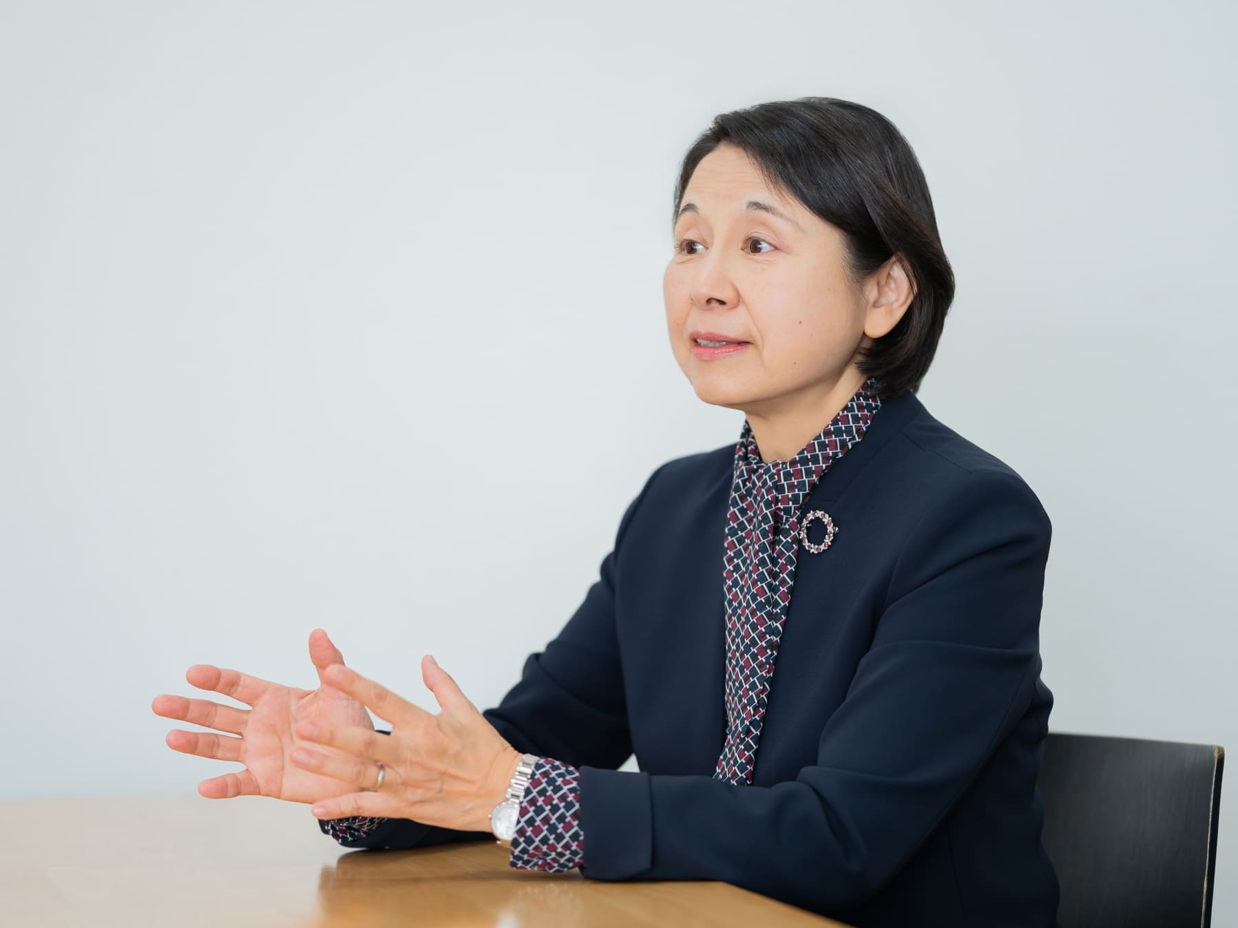滝澤先生がインタビューに応じる様子