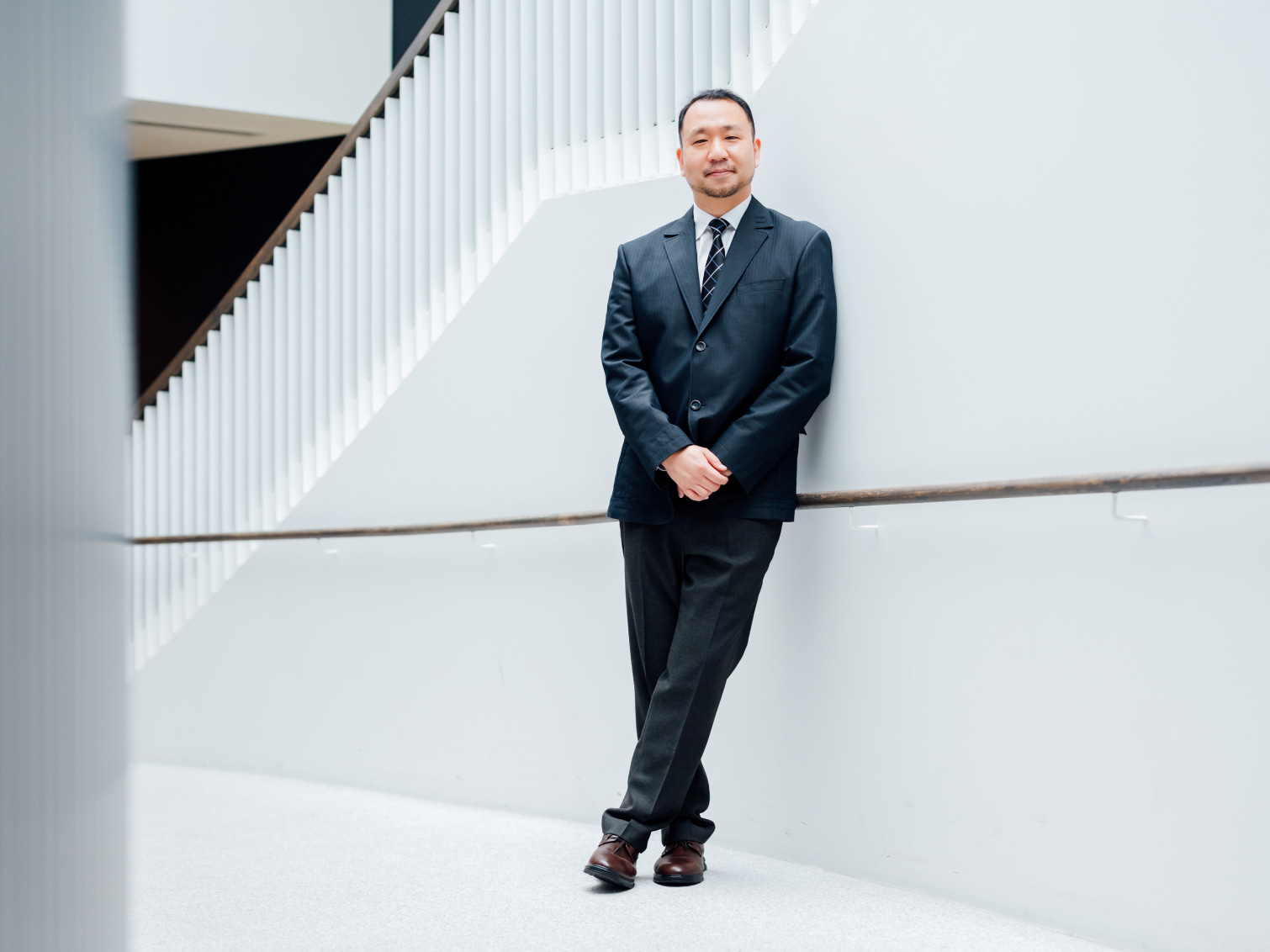 キャンパス内で佇む熊坂元大先生