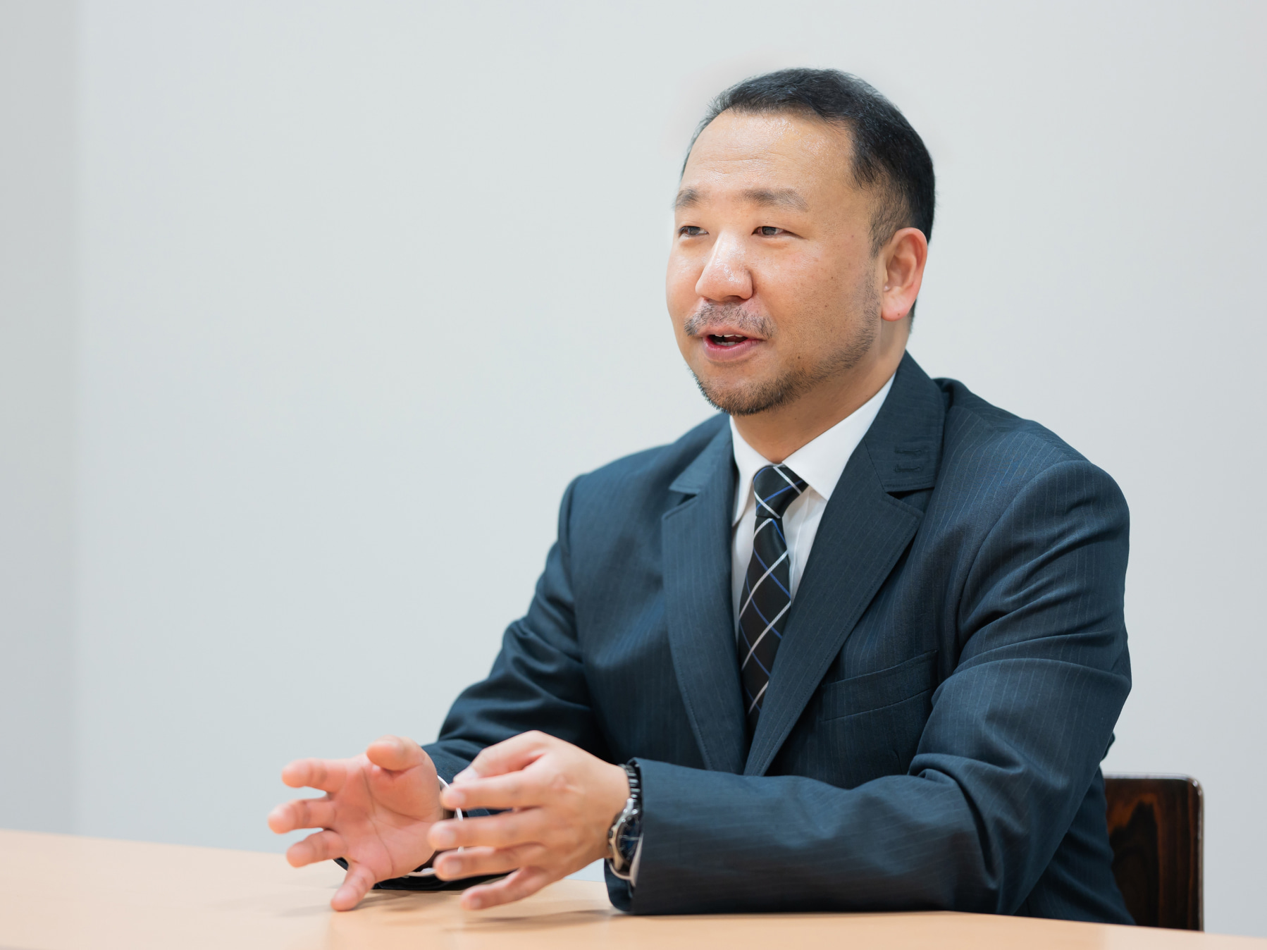 熊坂元大先生がインタビューに応じている様子