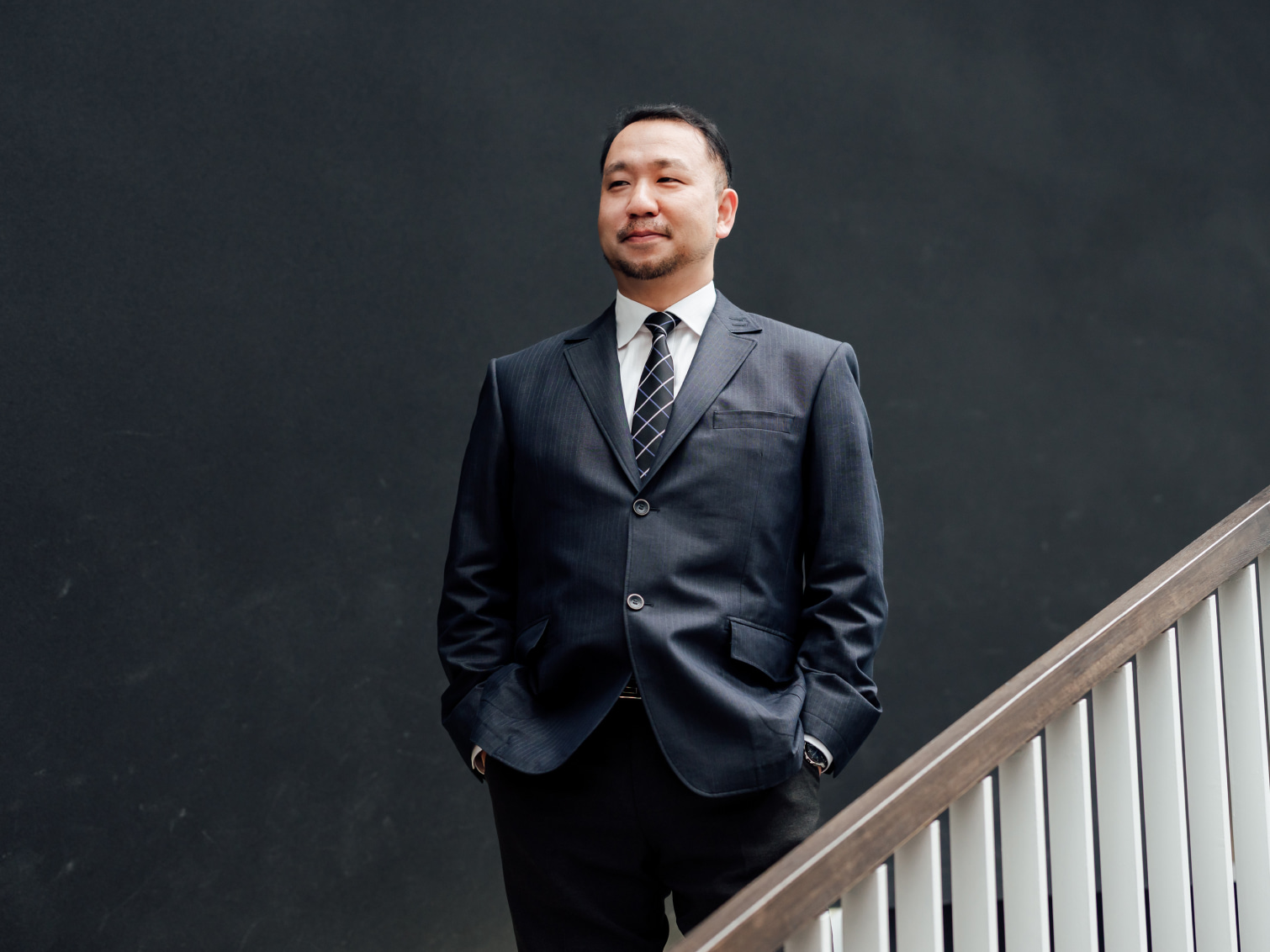 キャンパス内で佇む熊坂元大先生