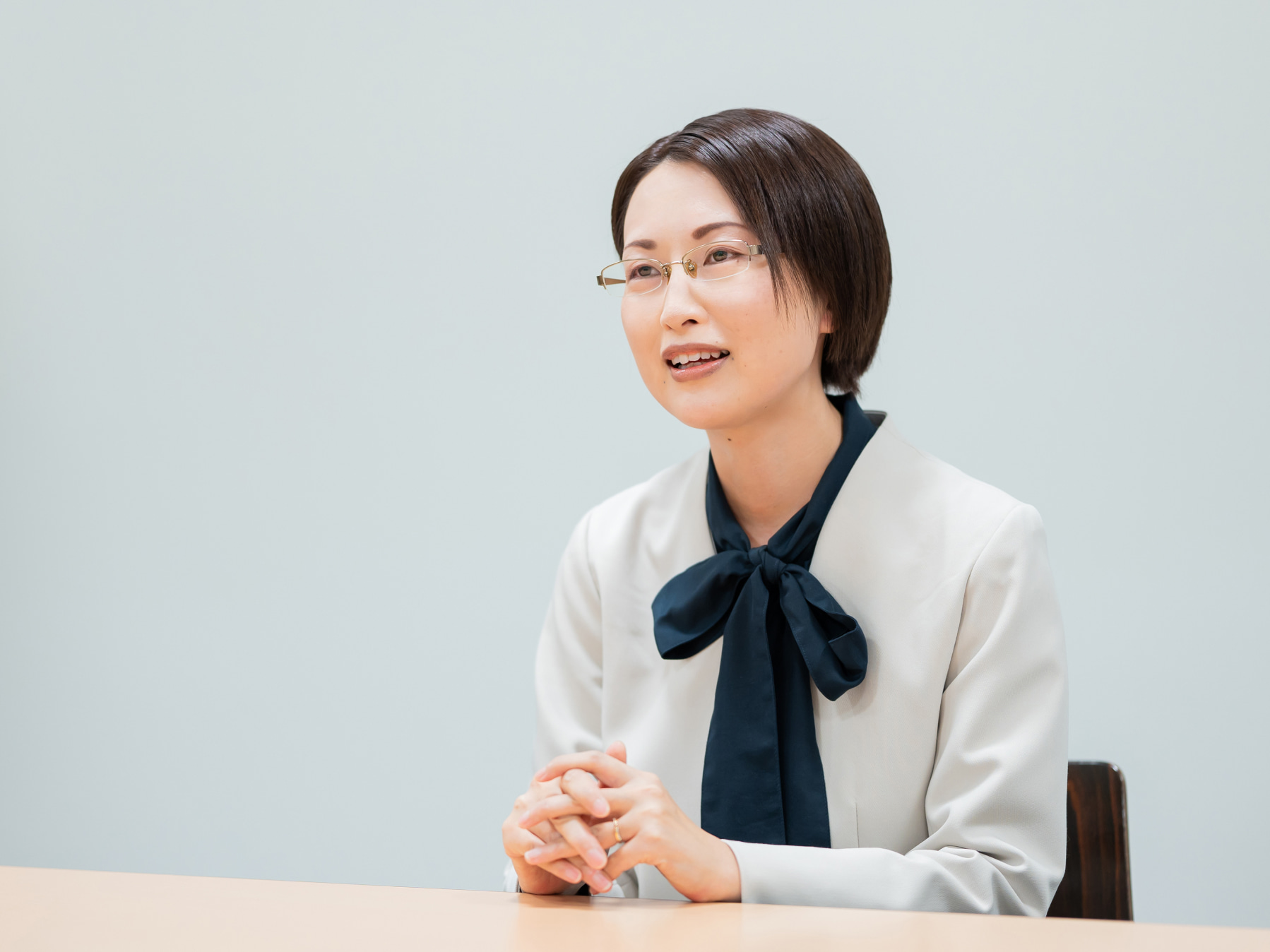 澤田直子先生がインタビューに応じている様子