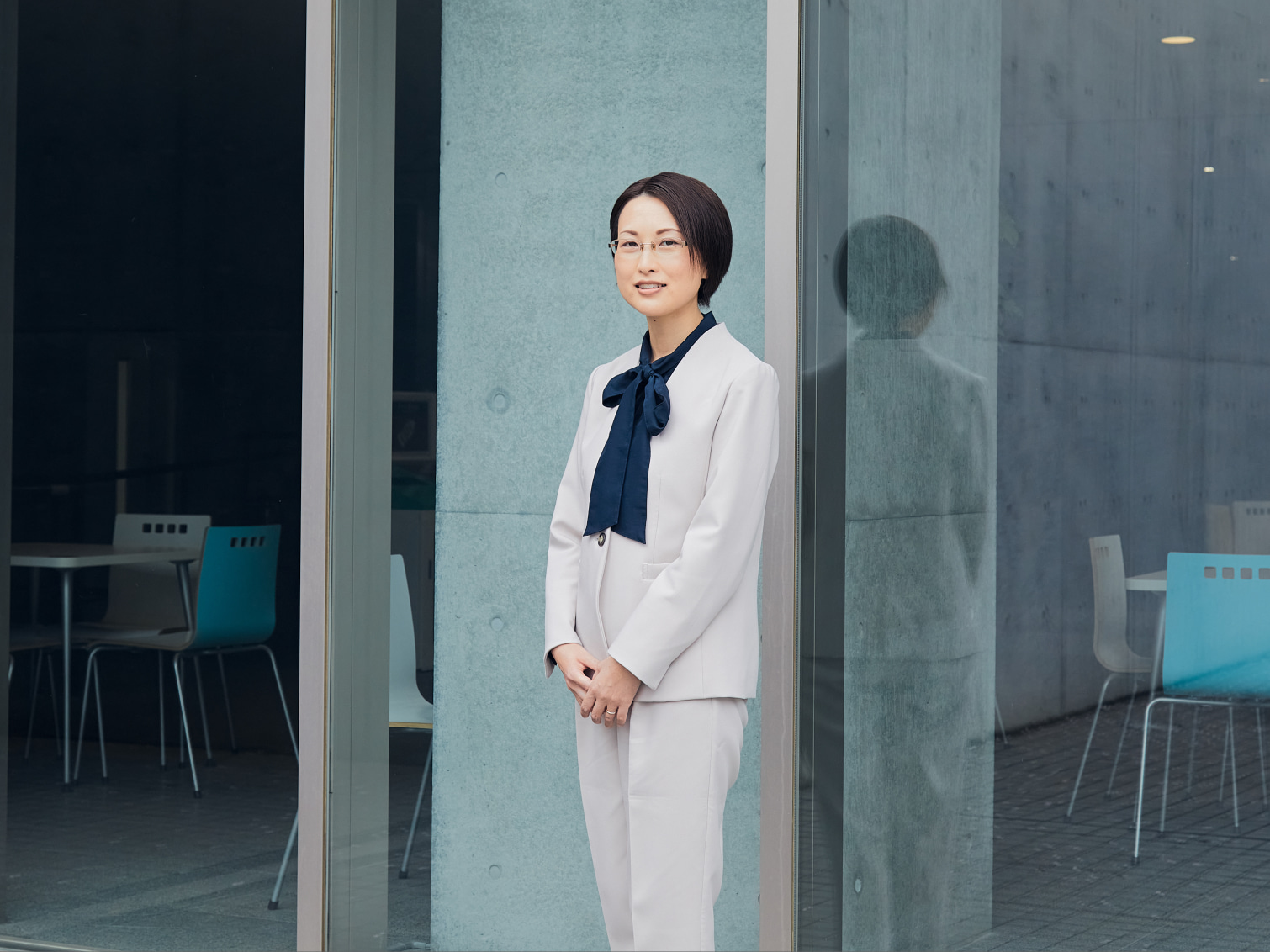 キャンパス内で佇む澤田直子先生