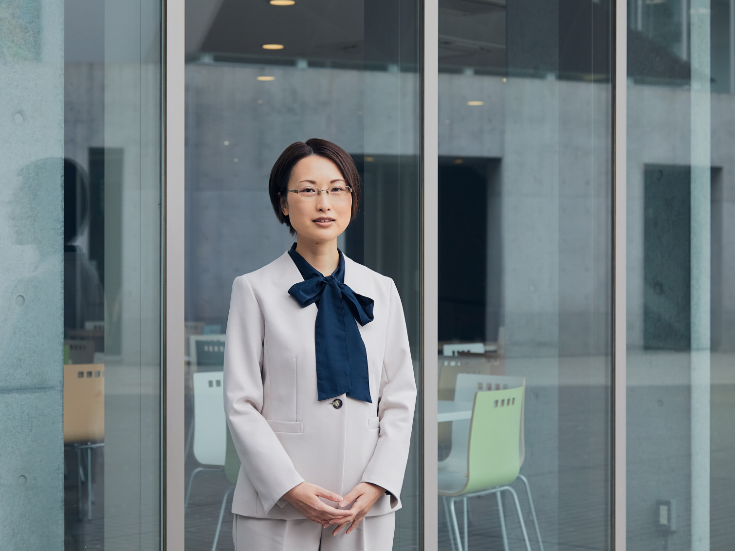 キャンパス内で佇む澤田直子先生
