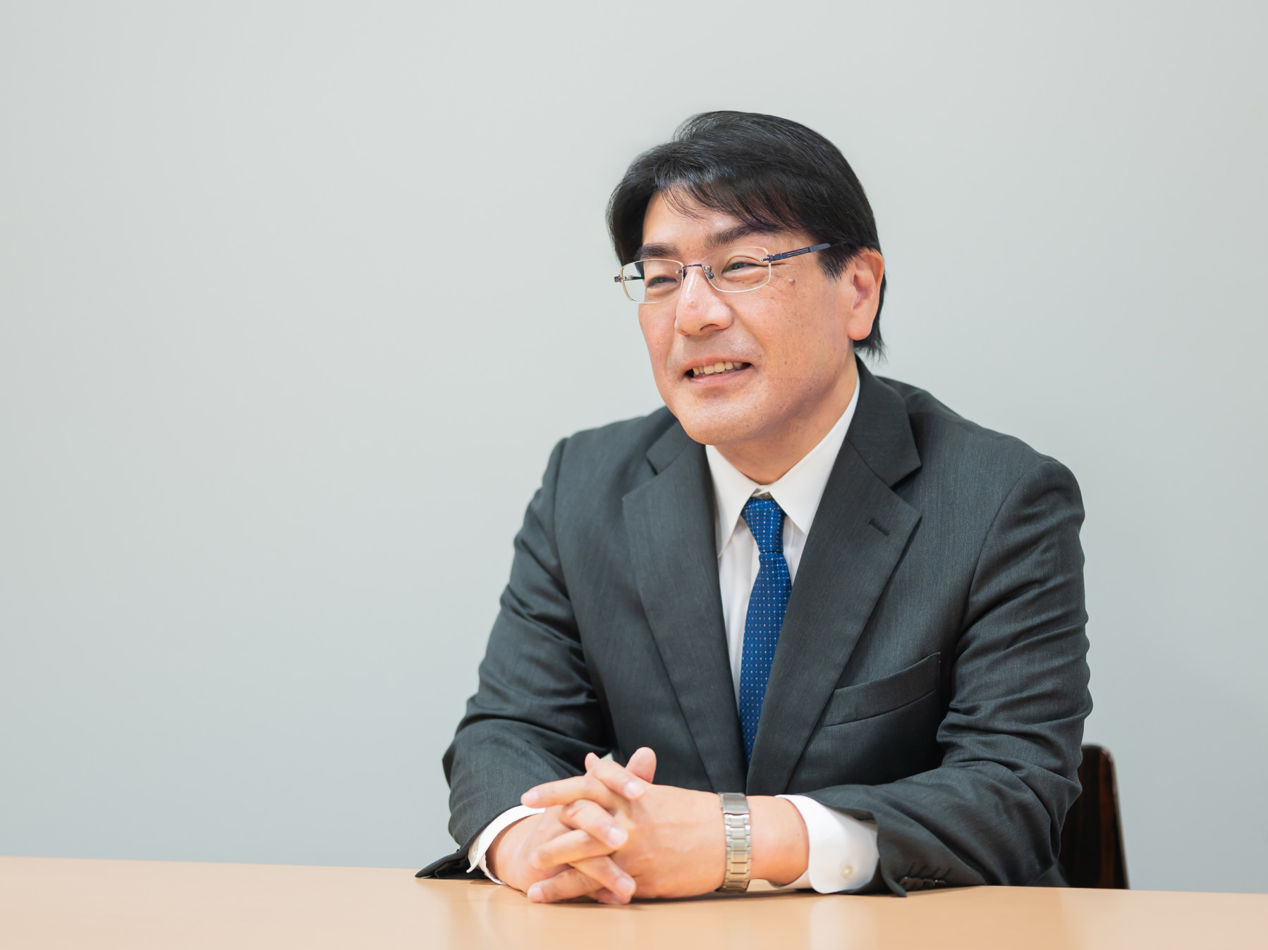 嶋田律之先生がインタビューに応じている様子