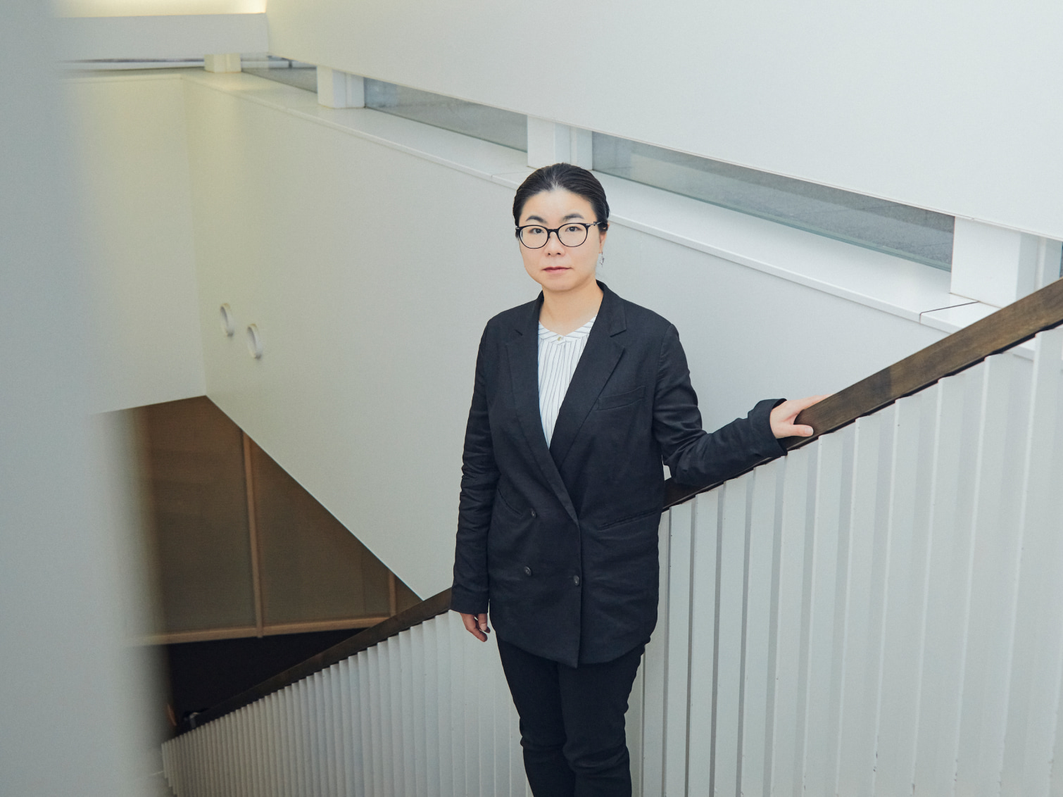 キャンパス内で佇む柴田希先生