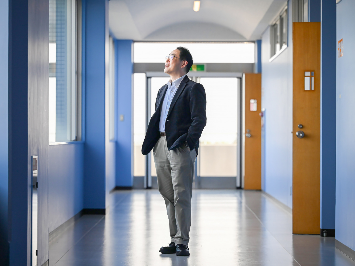 キャンパス内で佇む任雲先生