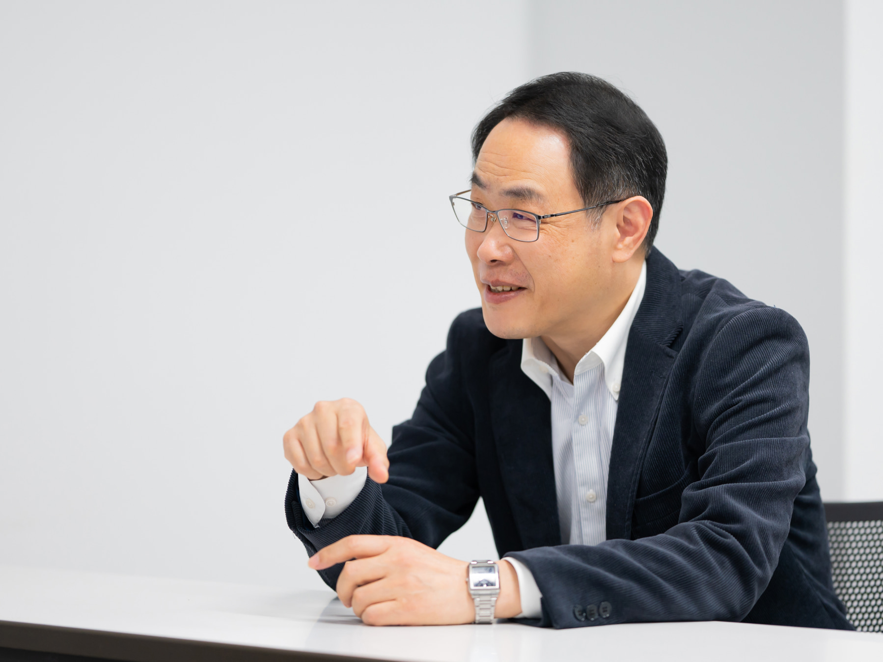 任雲先生がインタビューに応じている様子